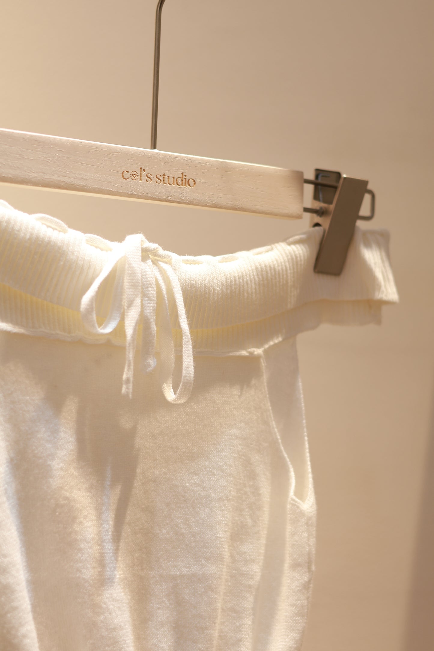 THIN WHITE KNITTED OFF SHOULDER