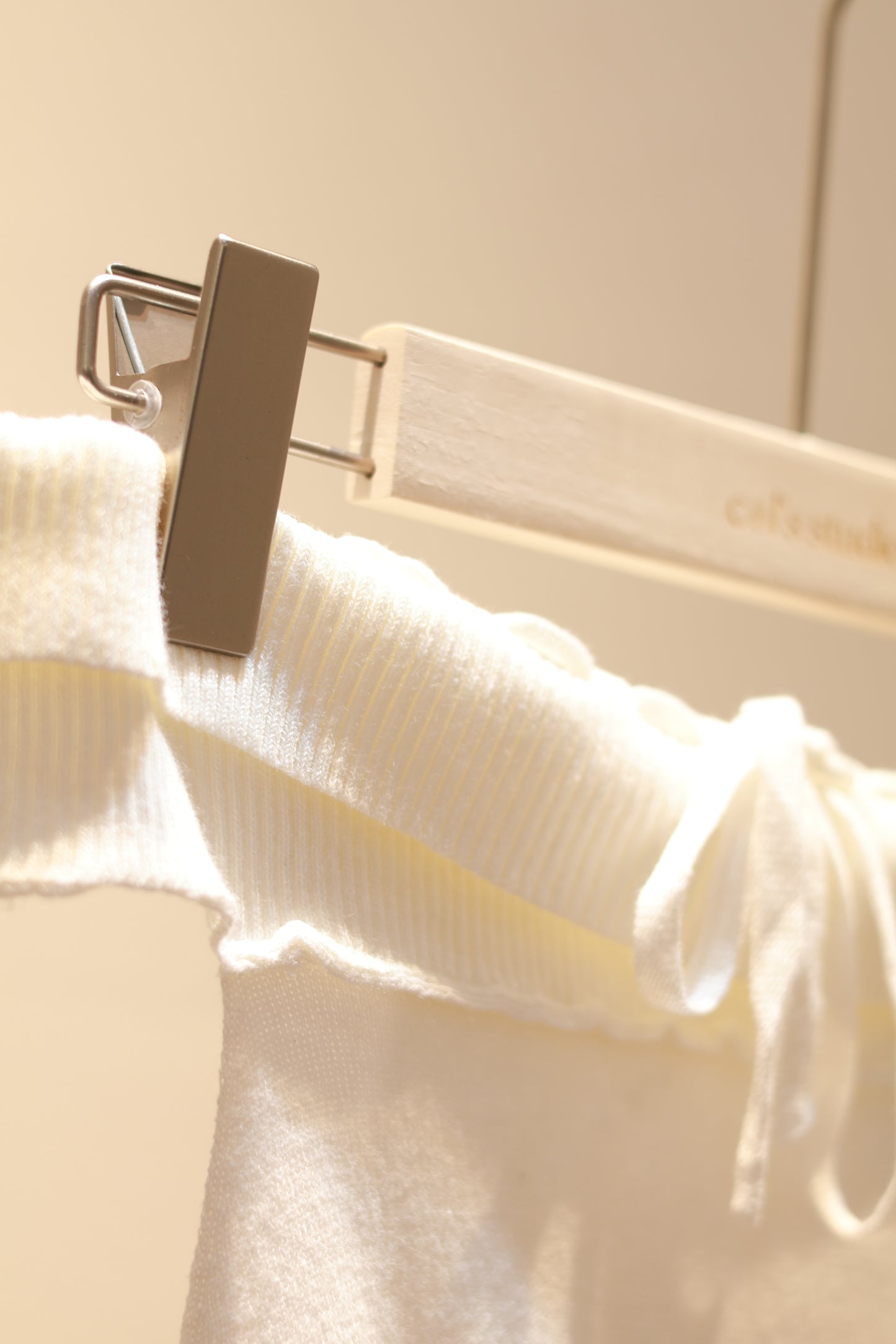 THIN WHITE KNITTED OFF SHOULDER