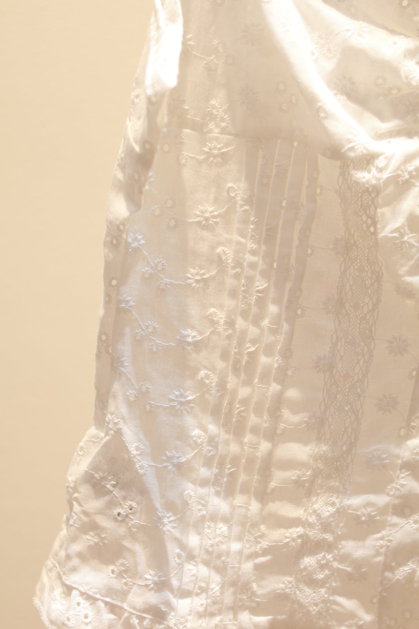 EYELET BUTTONS OFF SHOULDER TOP