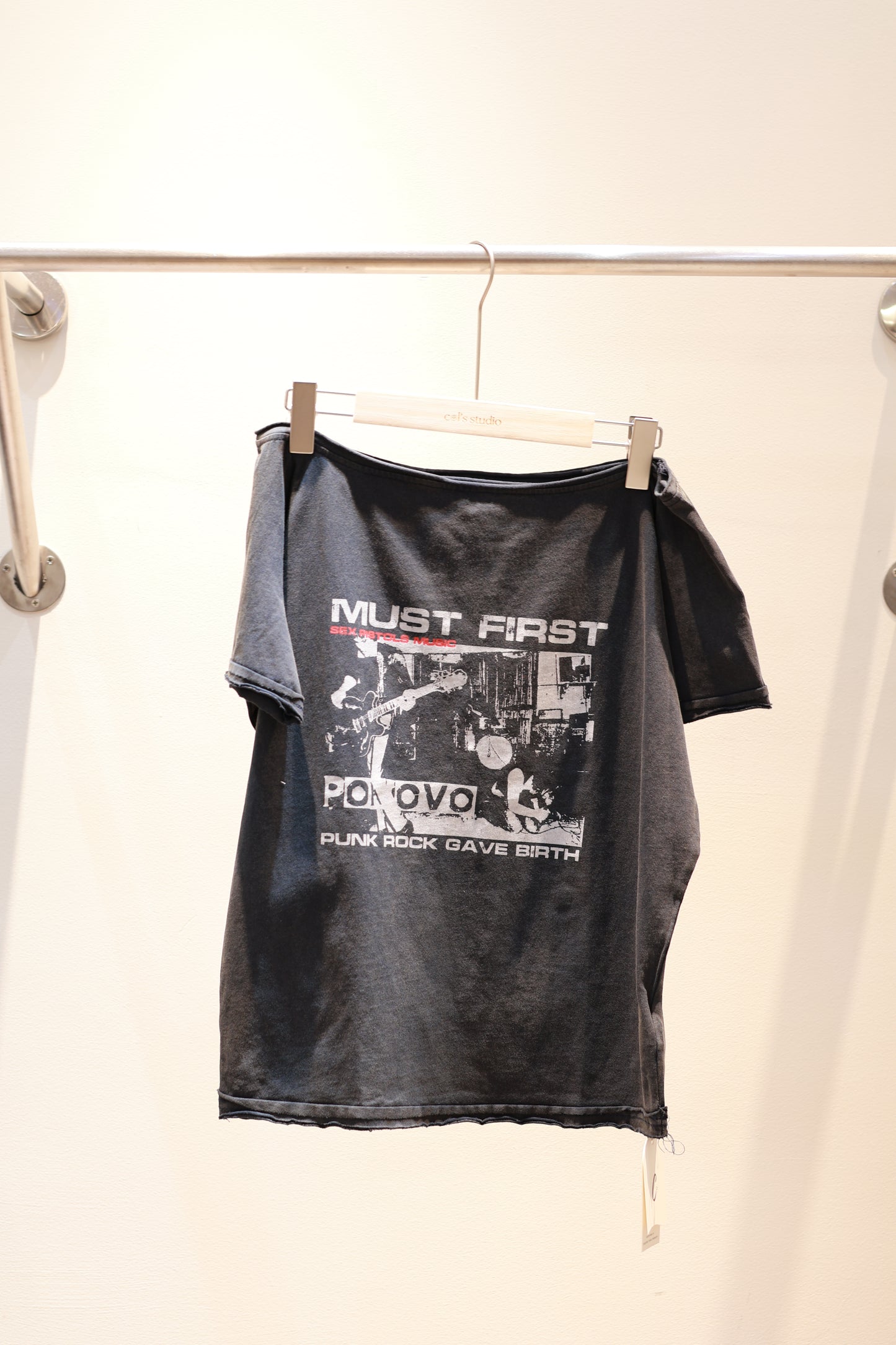 PUNK ROCH HALF SHOULDER TOP