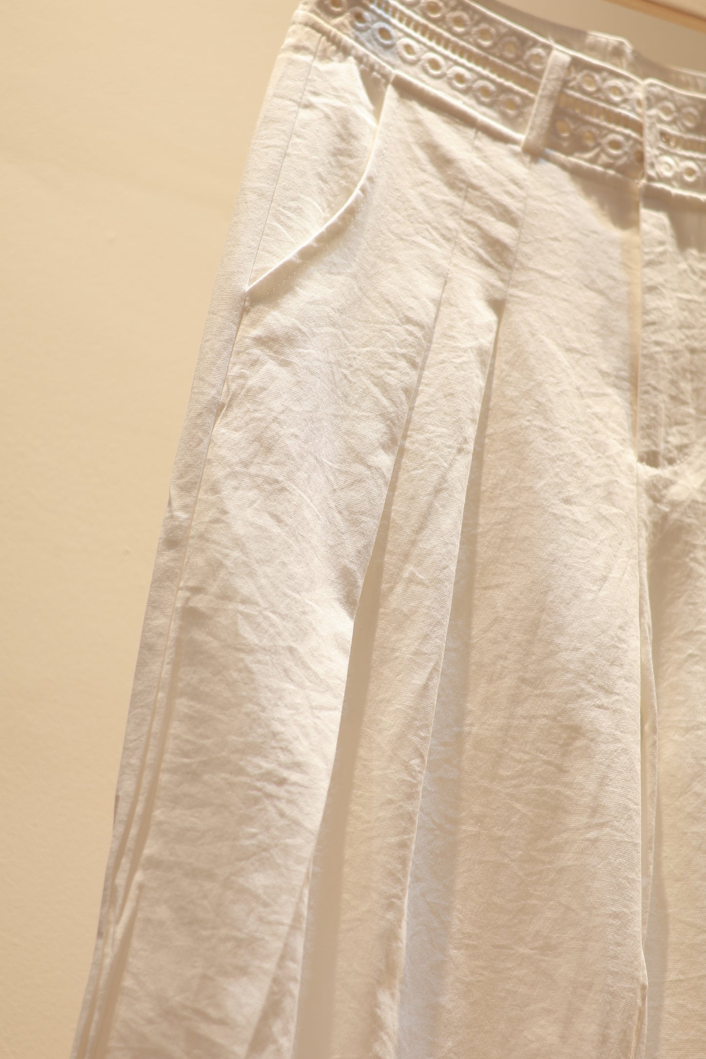 WAIST DETAIL WHITE BOTTOMS