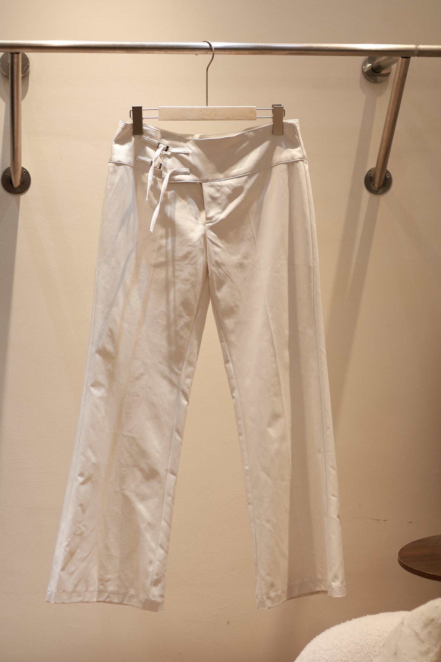 SIDE BUCKLE FLATED TROUSERS