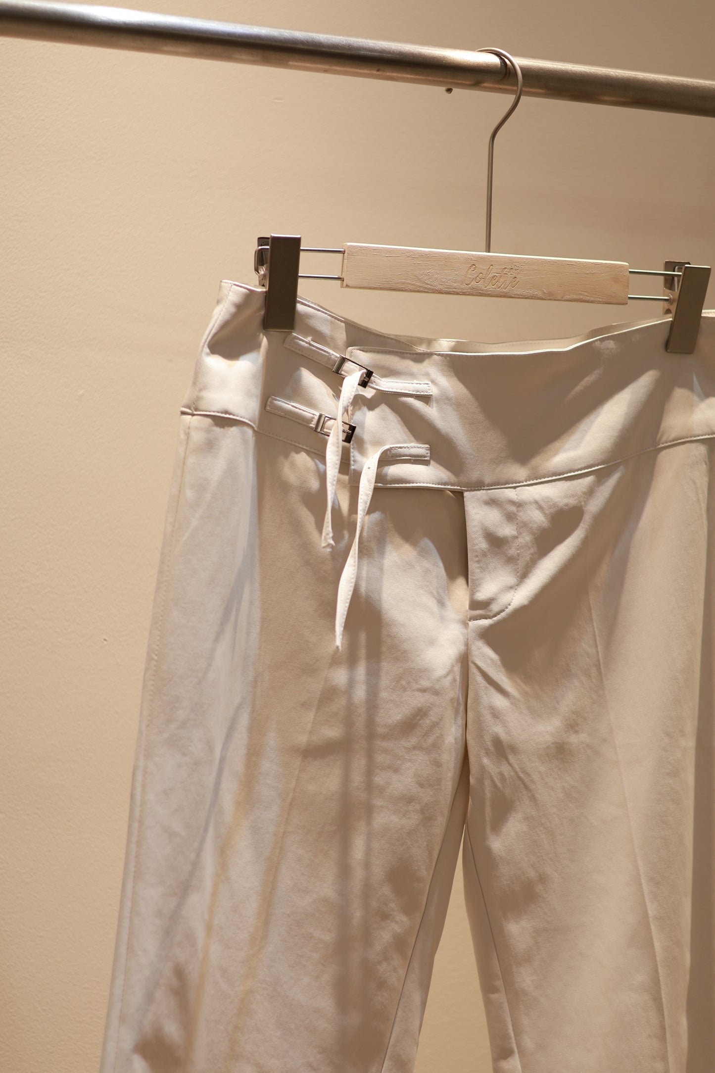 SIDE BUCKLE FLATED TROUSERS