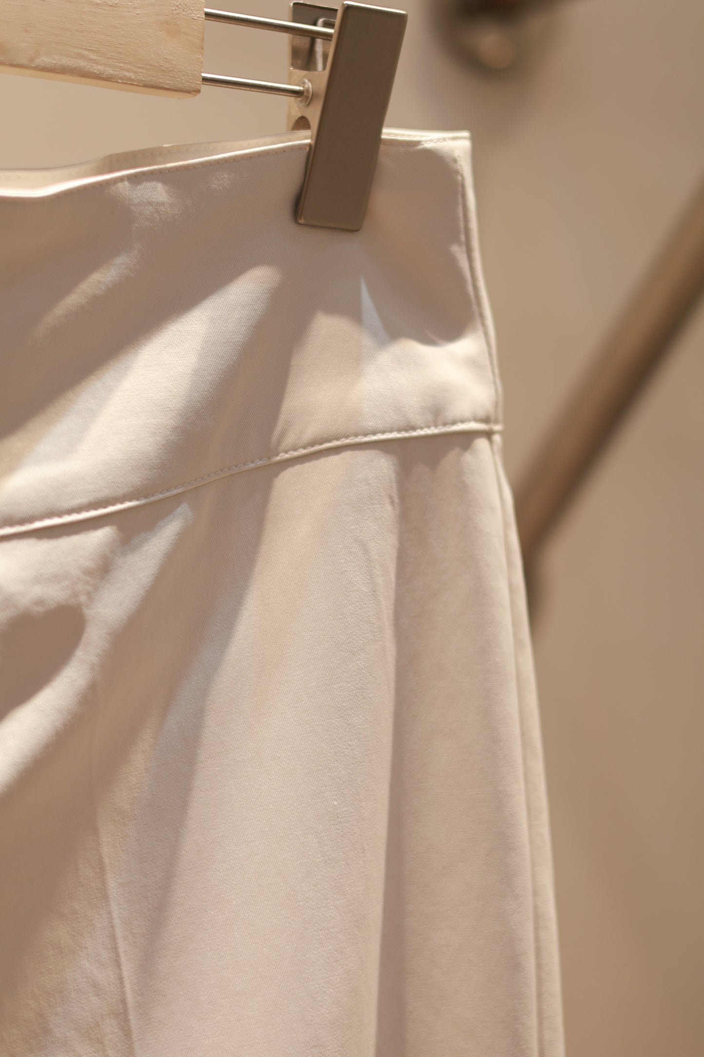 SIDE BUCKLE FLATED TROUSERS