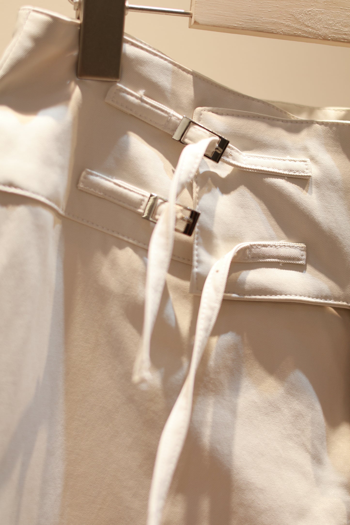 SIDE BUCKLE FLATED TROUSERS