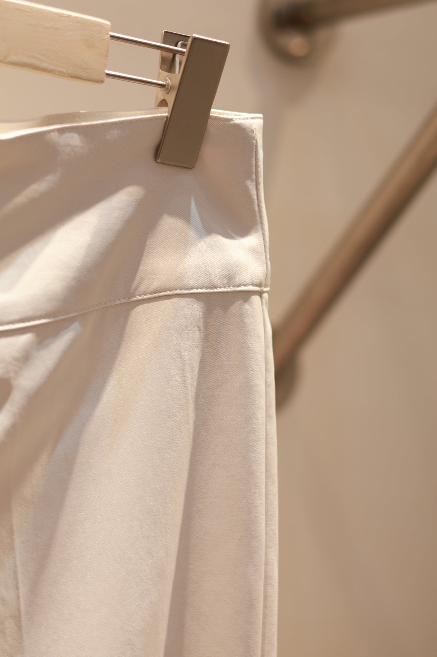 SIDE BUCKLE FLATED TROUSERS