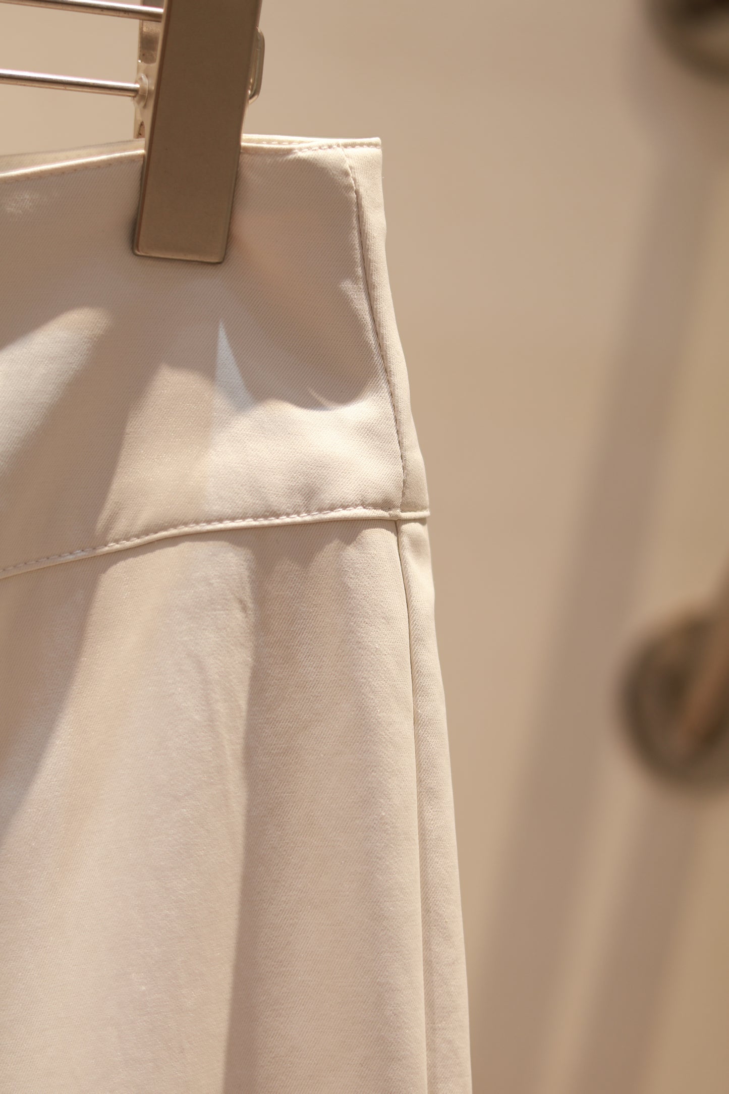 SIDE BUCKLE FLATED TROUSERS