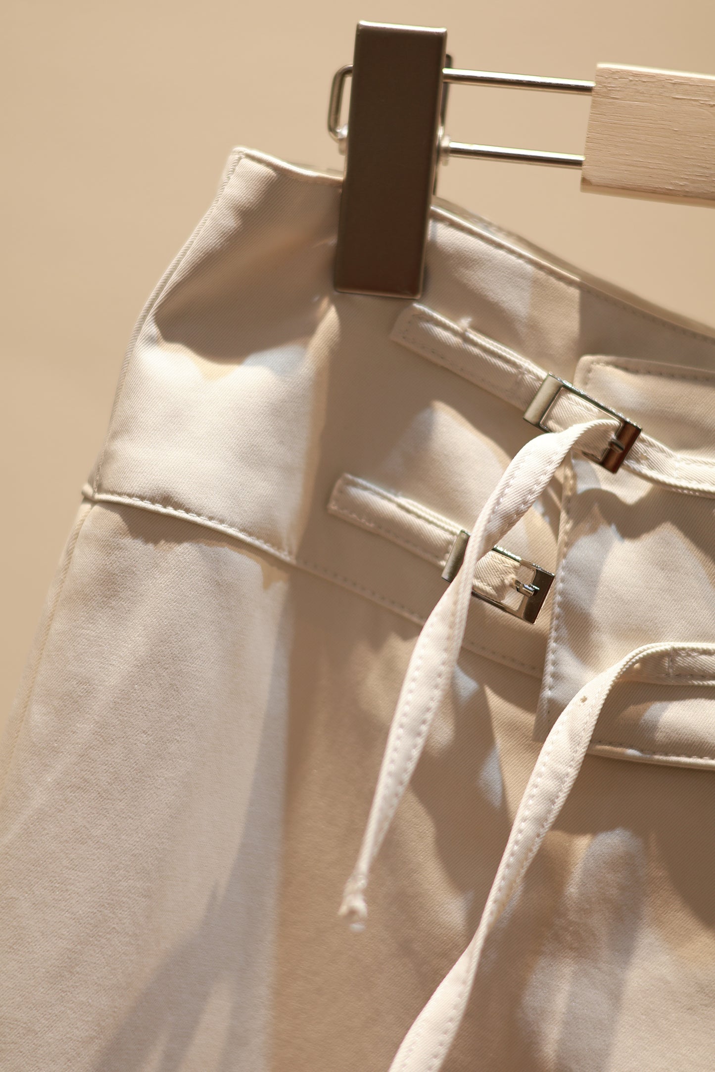 SIDE BUCKLE FLATED TROUSERS