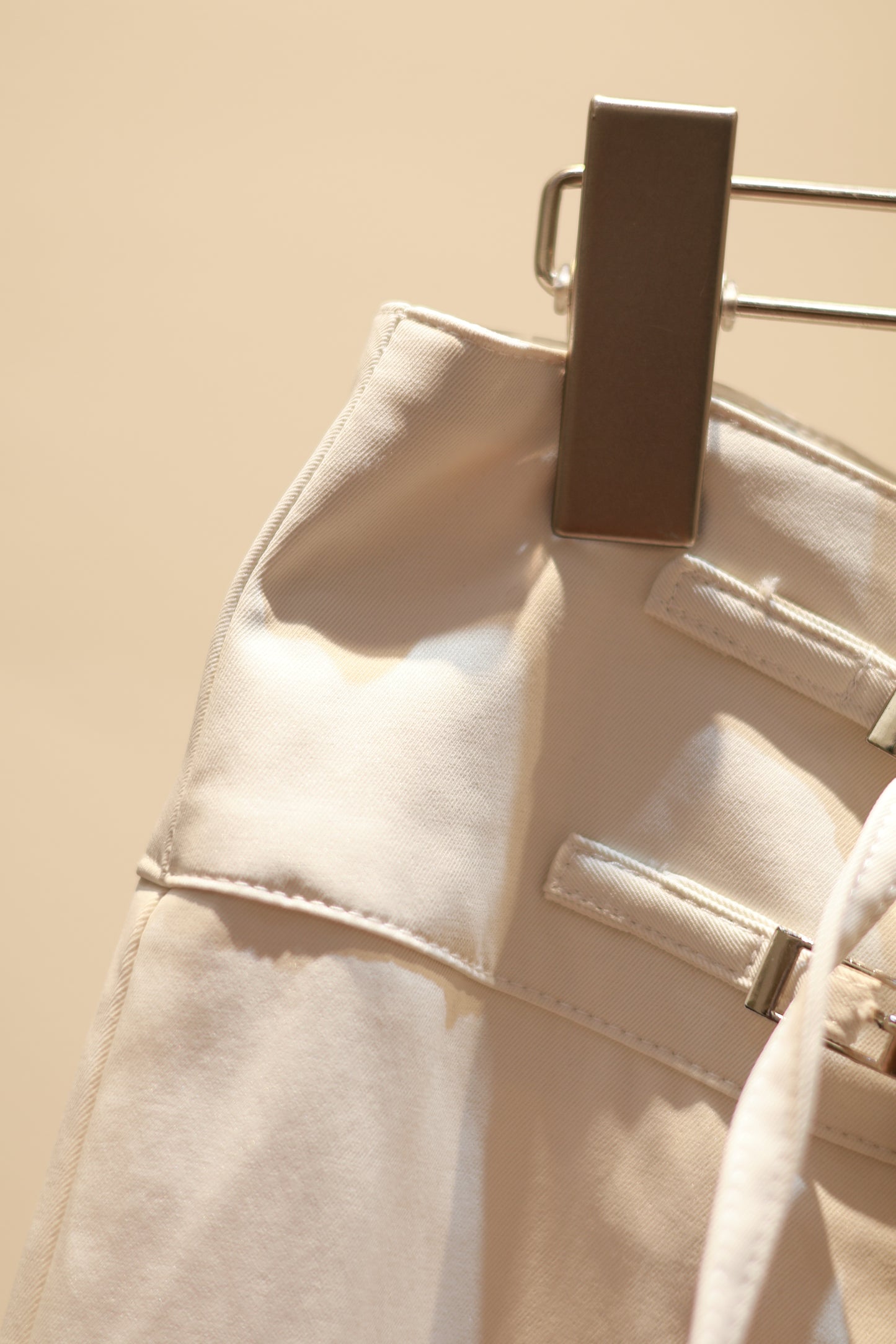 SIDE BUCKLE FLATED TROUSERS