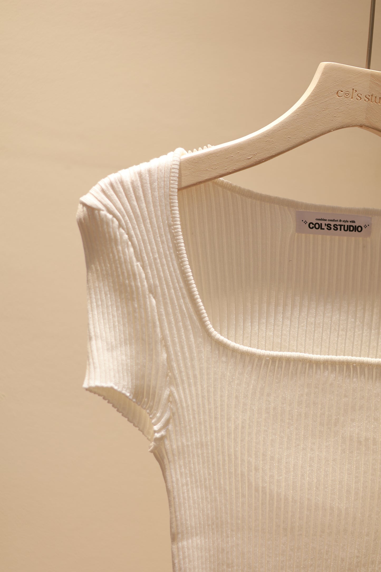 SQUARE NECK KNITTED TOP