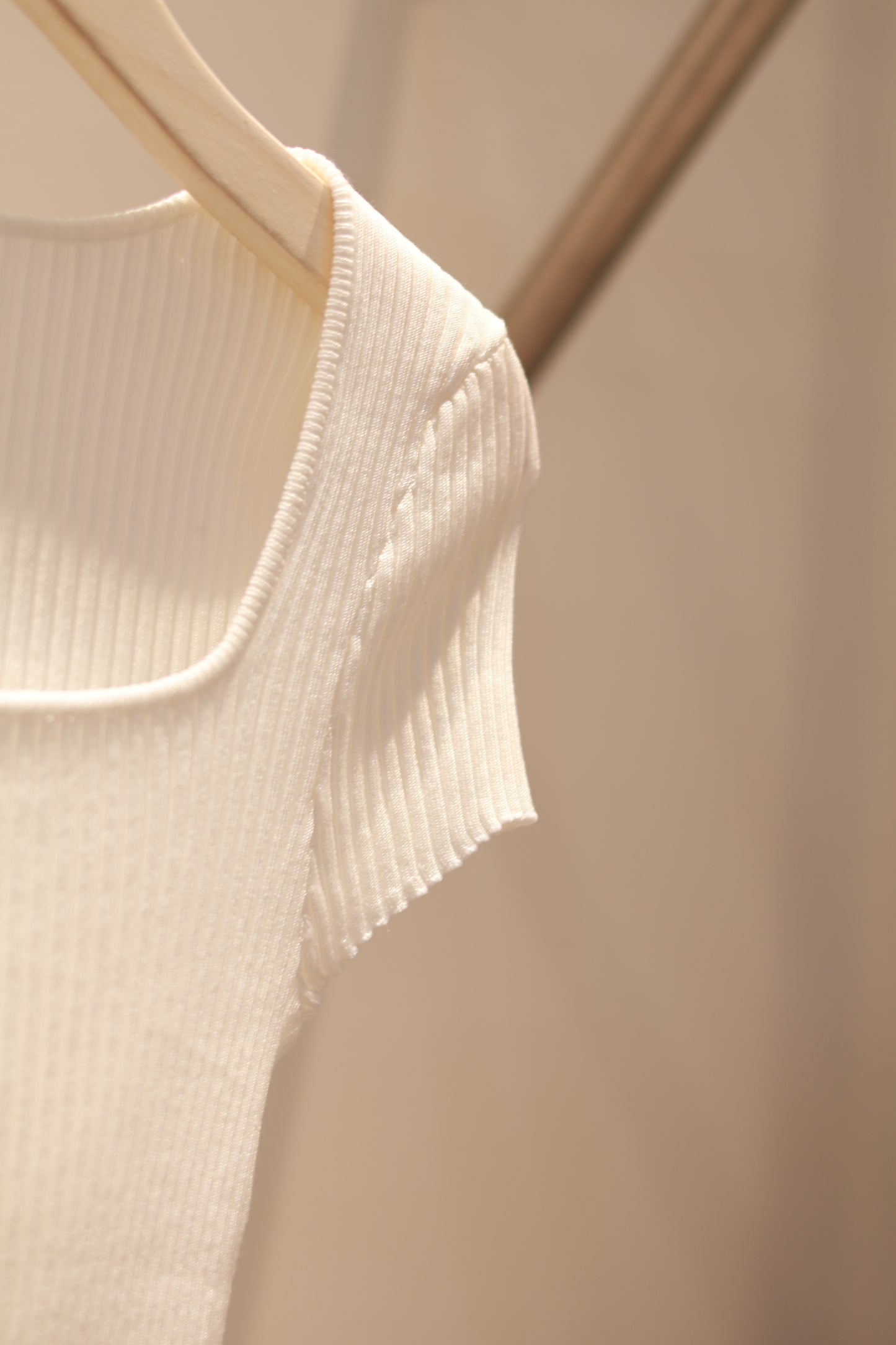 SQUARE NECK KNITTED TOP