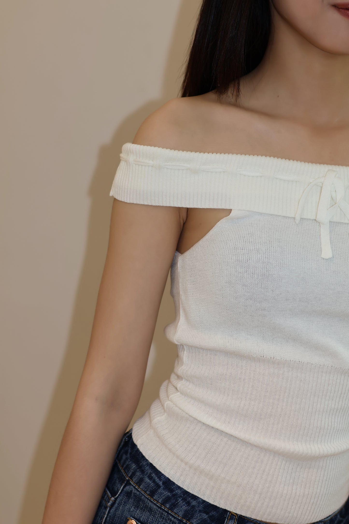 THIN WHITE KNITTED OFF SHOULDER