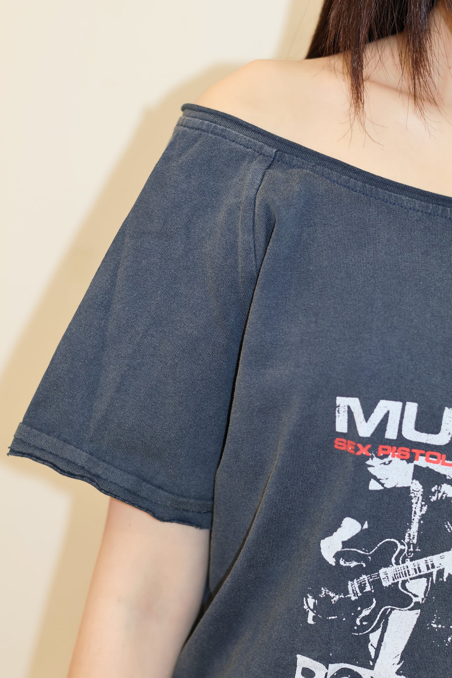 PUNK ROCH HALF SHOULDER TOP