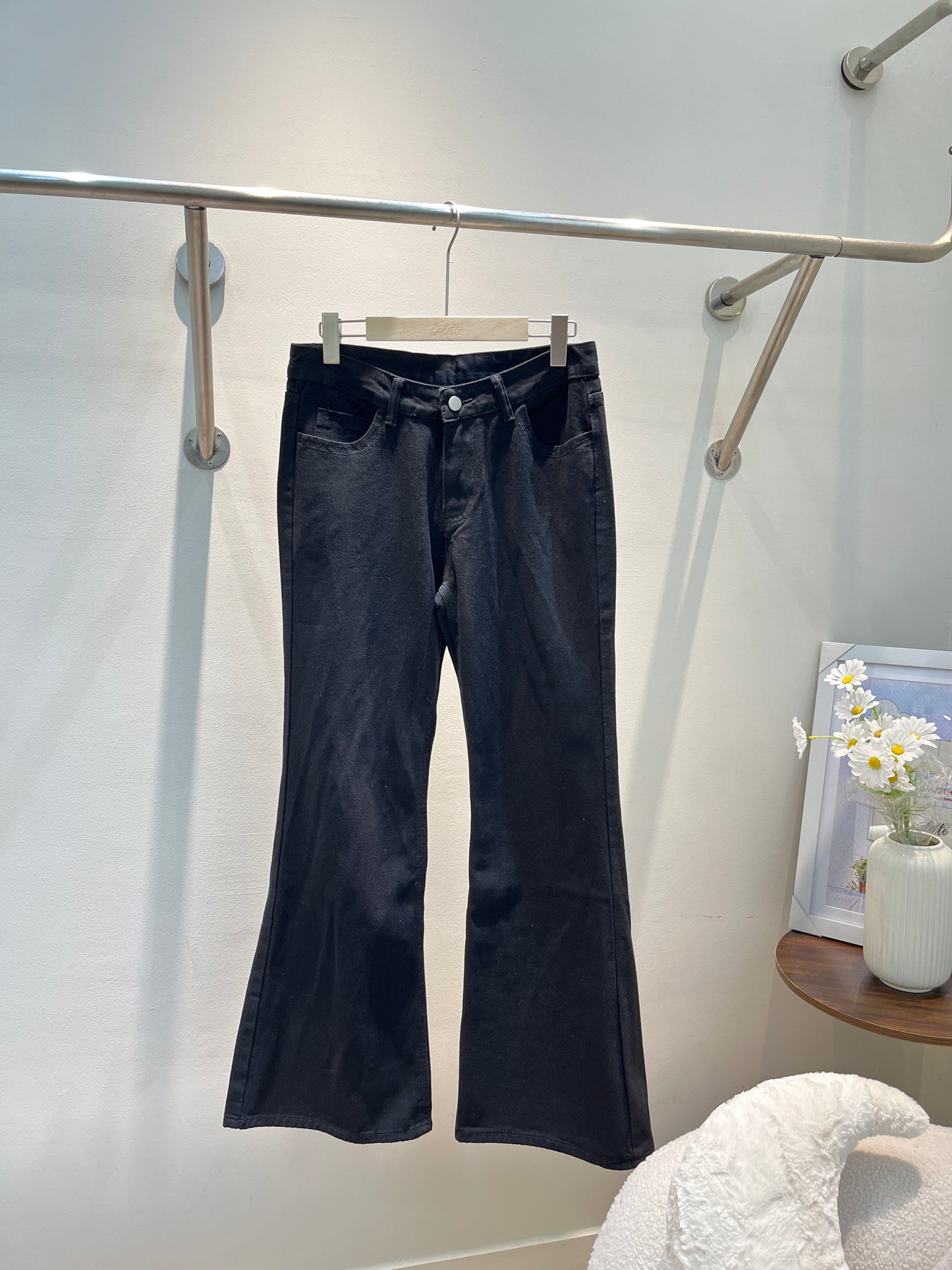 BLACK DENIM MID RISE JEANS