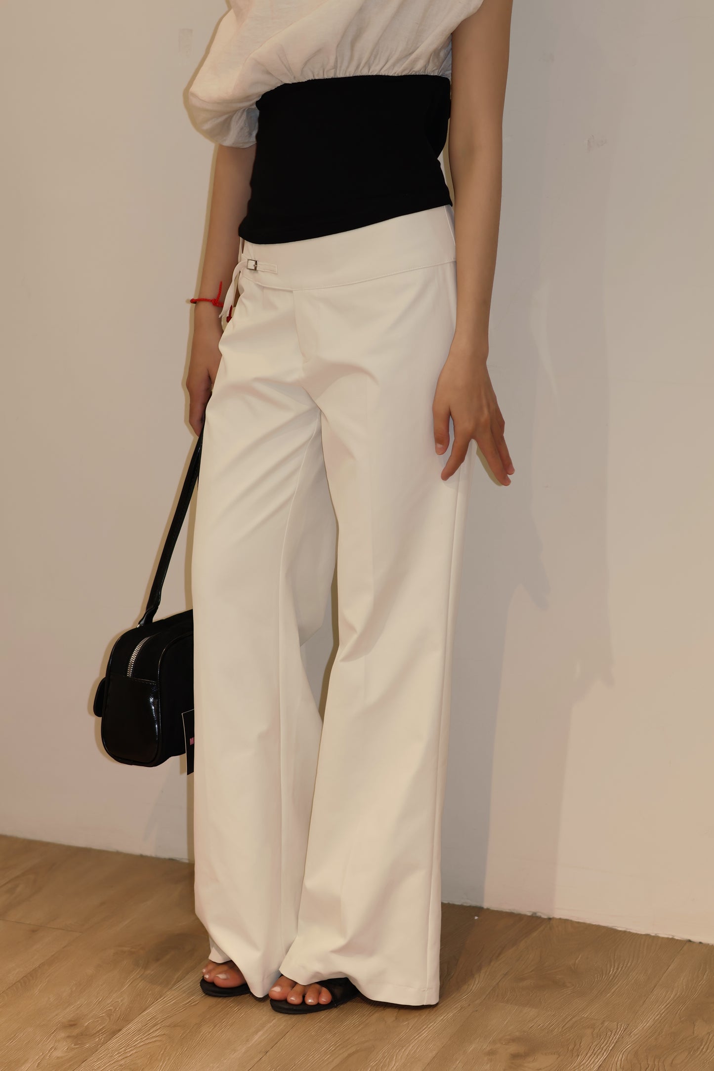 SIDE BUCKLE FLATED TROUSERS