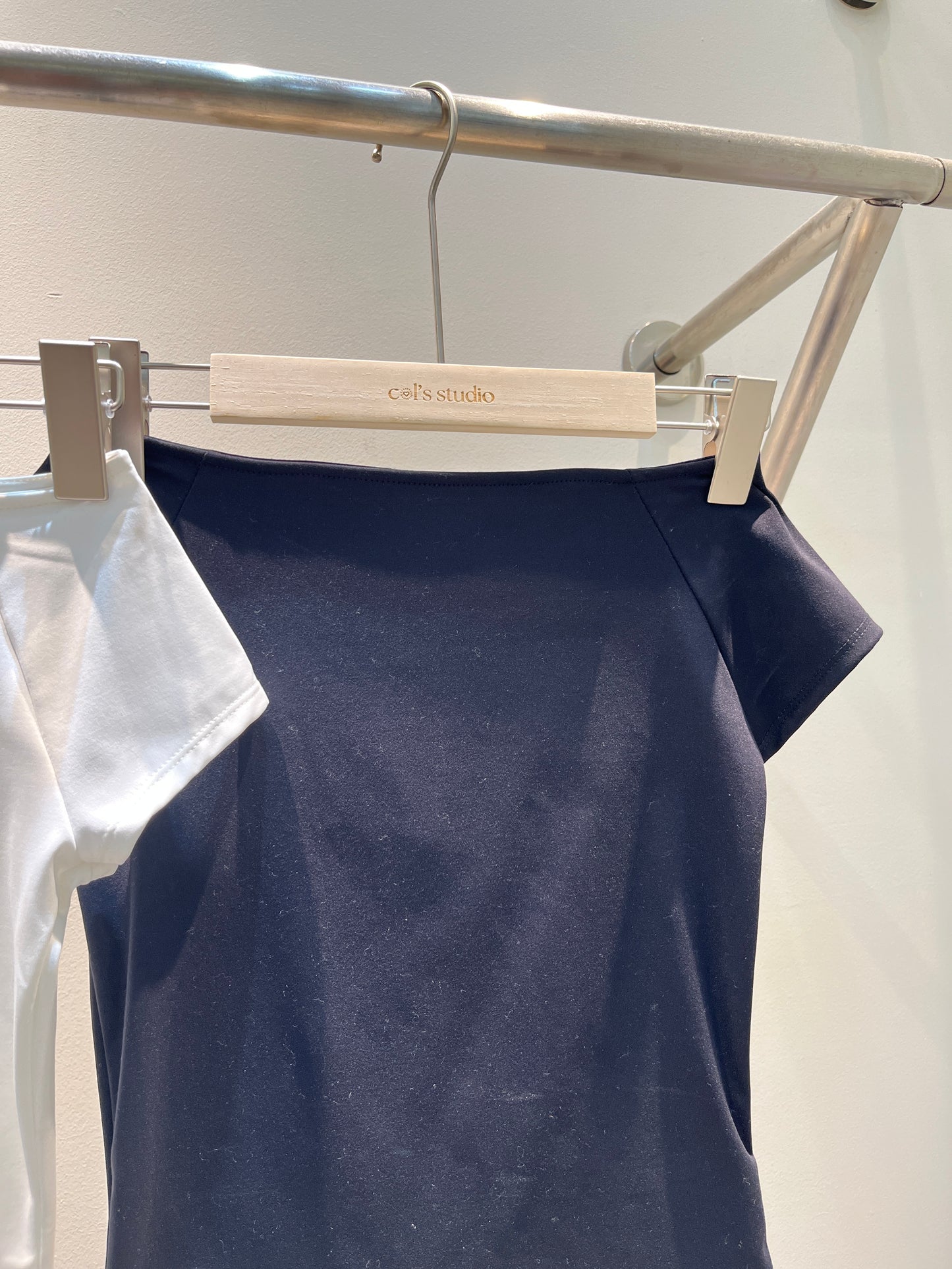 Straight neck basic top