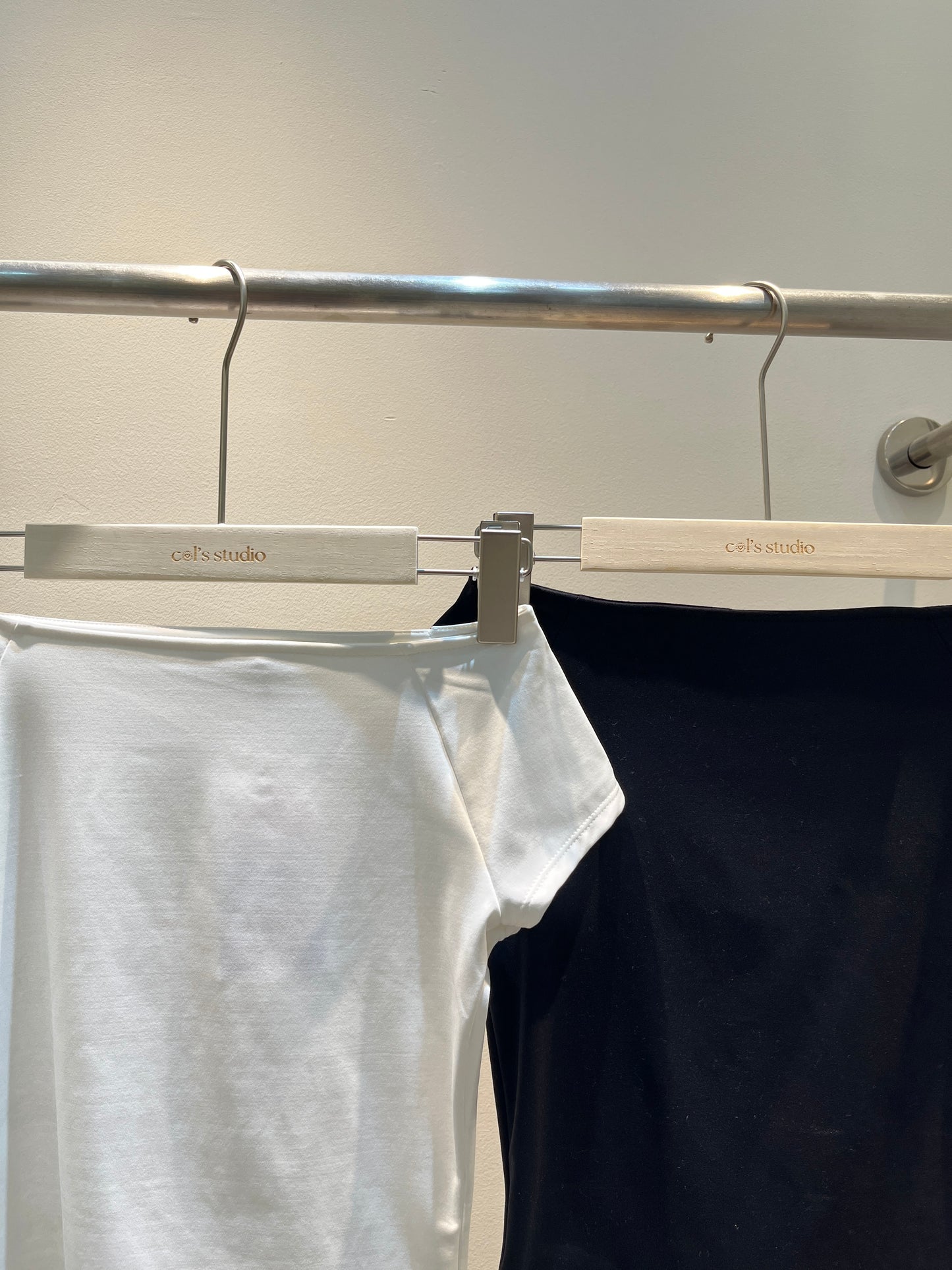 Straight neck basic top