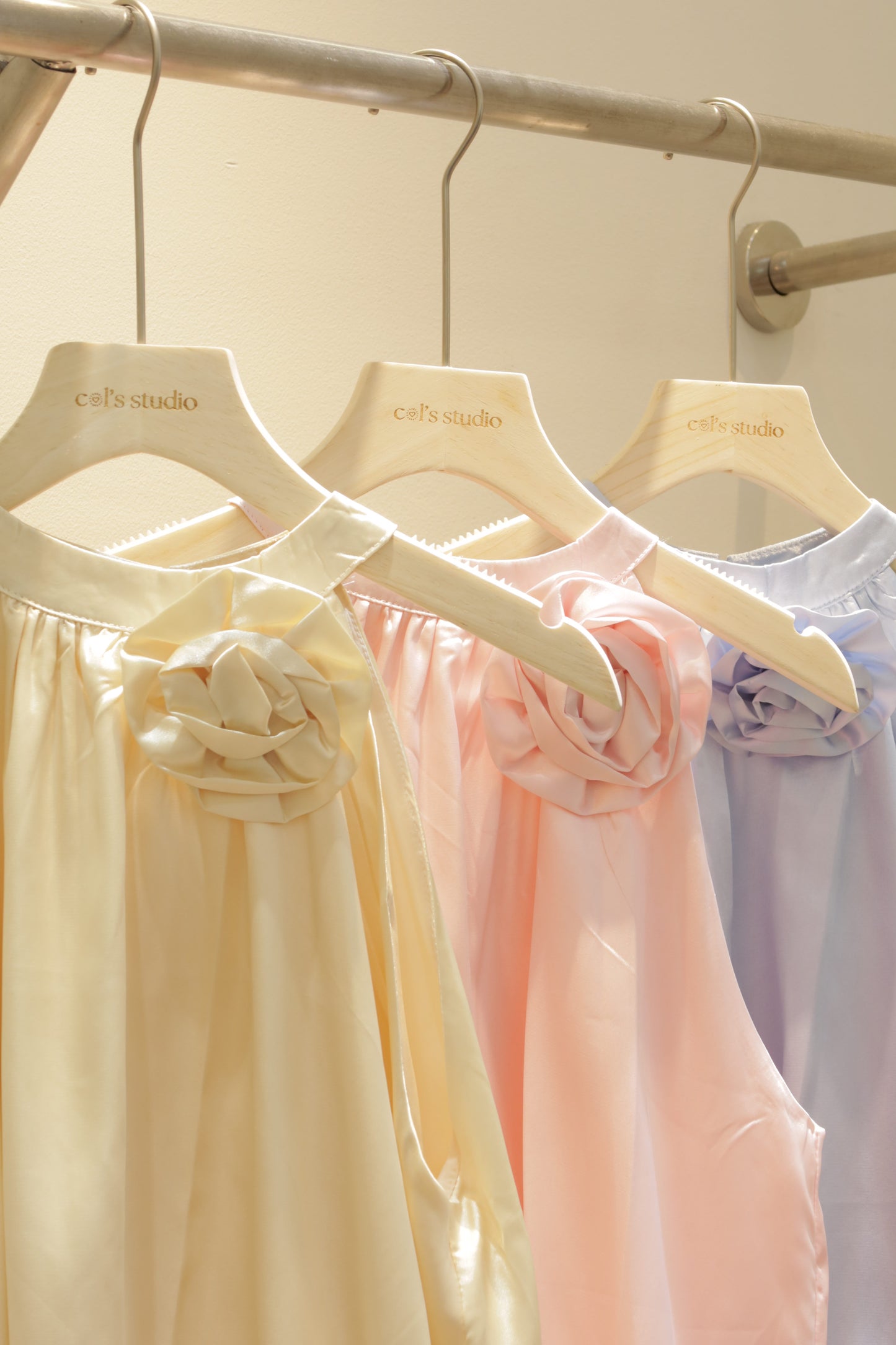 Satin side flower puffy top