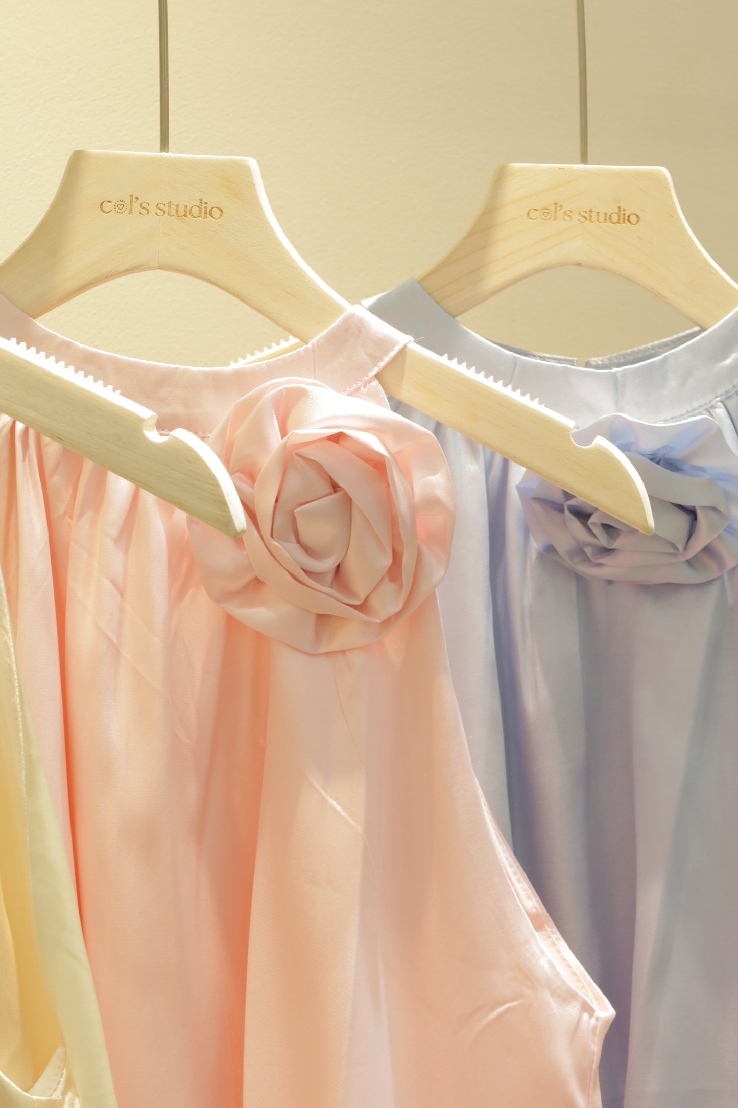 Satin side flower puffy top