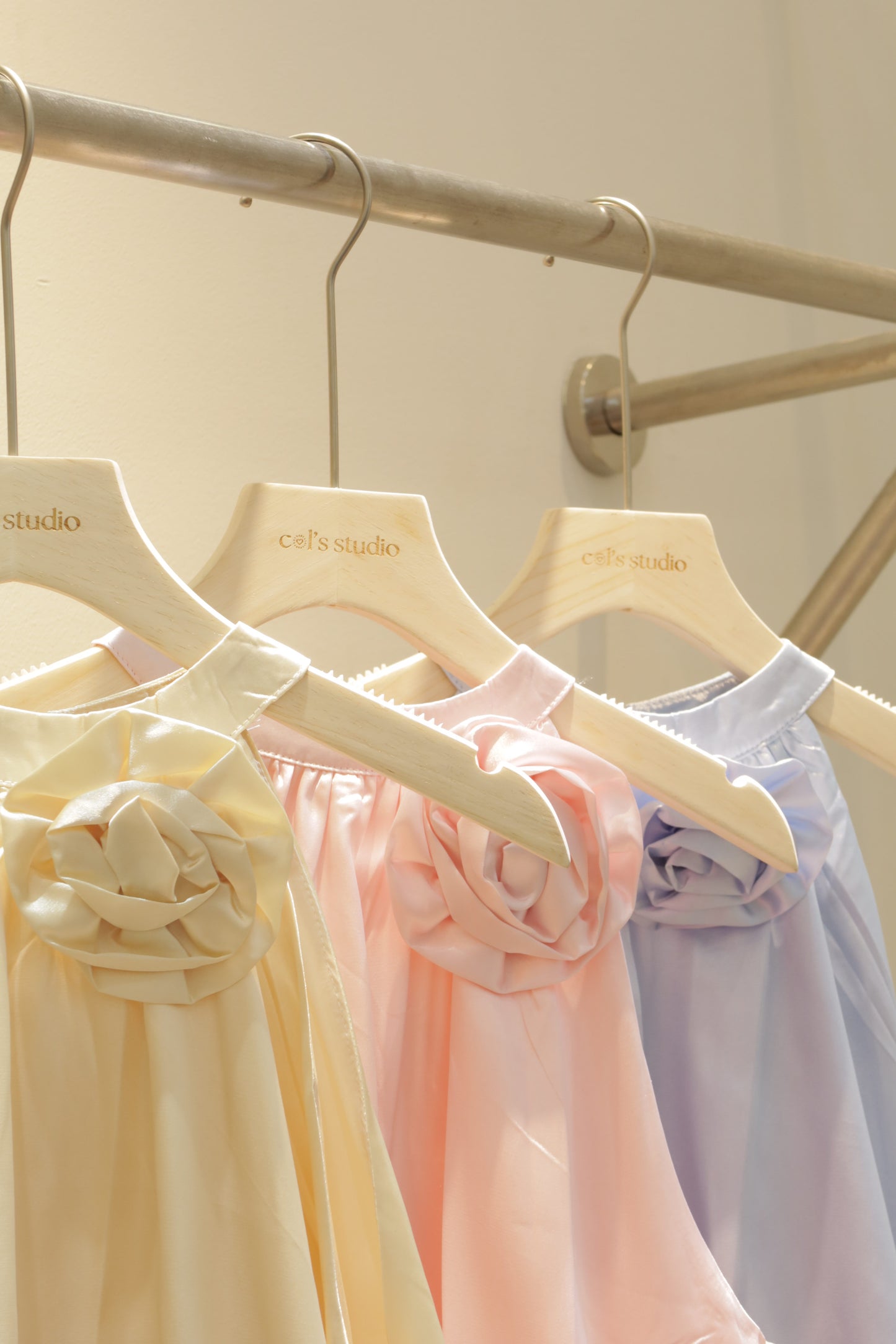 Satin side flower puffy top
