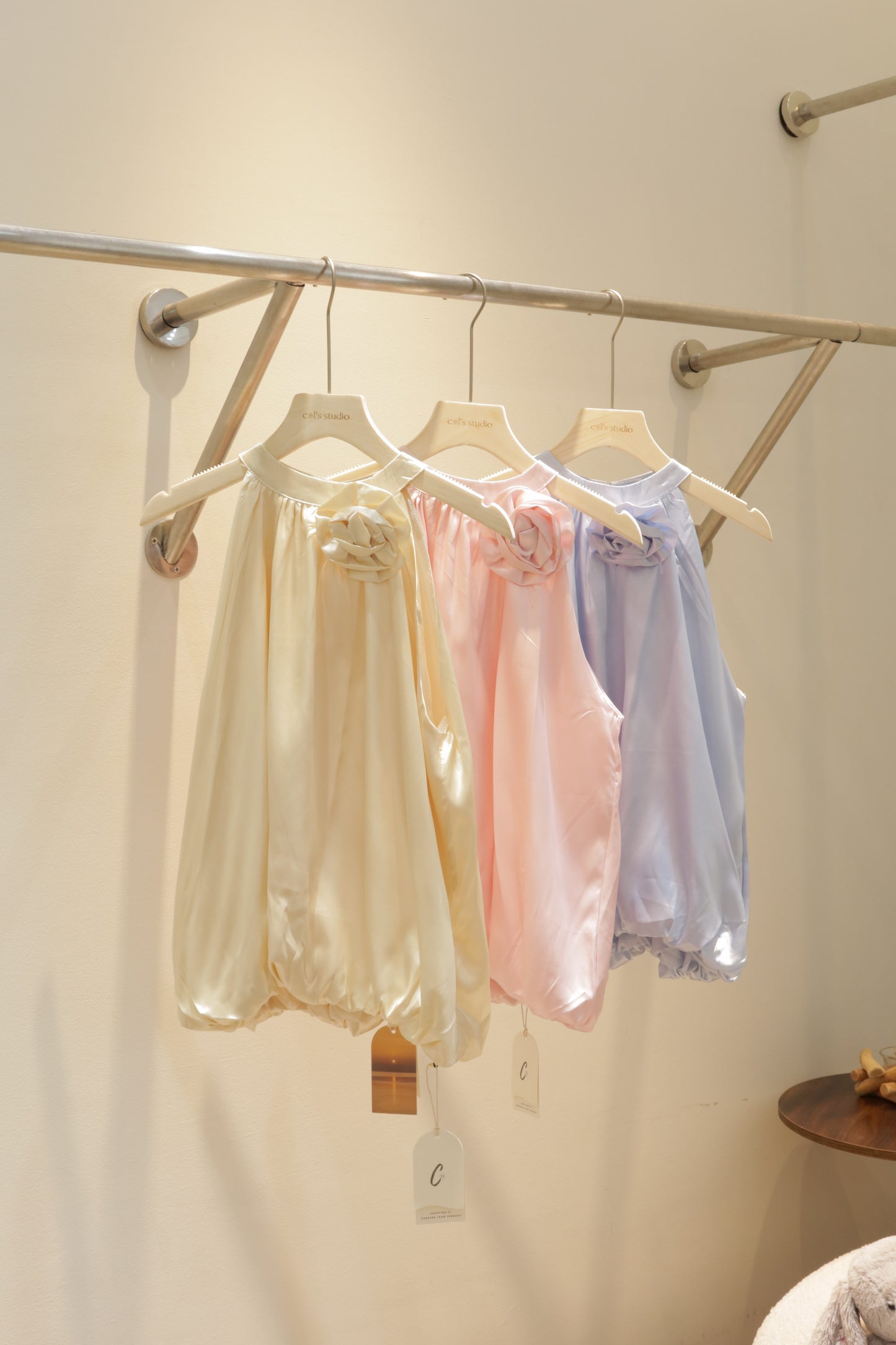 Satin side flower puffy top