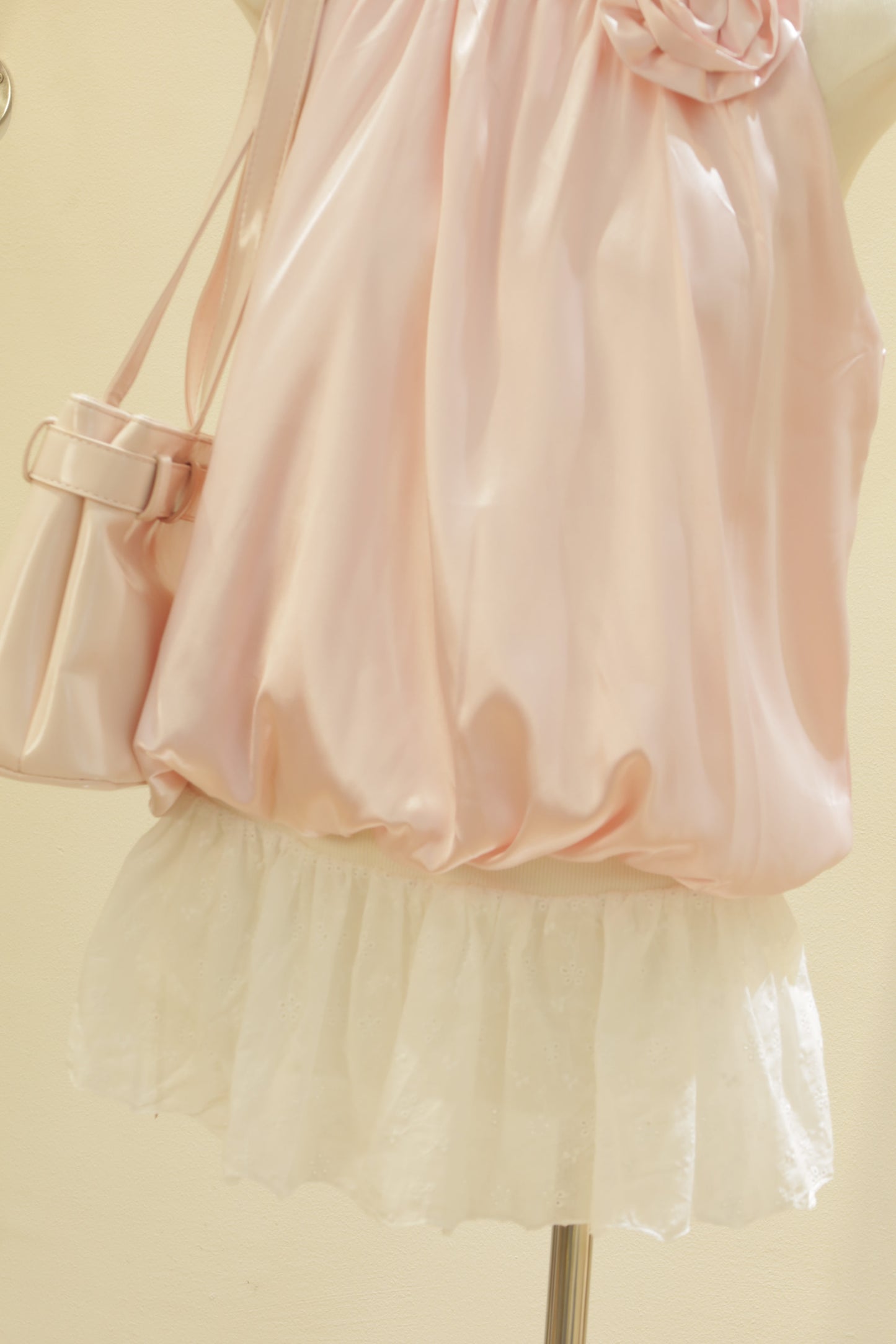 Satin side flower puffy top