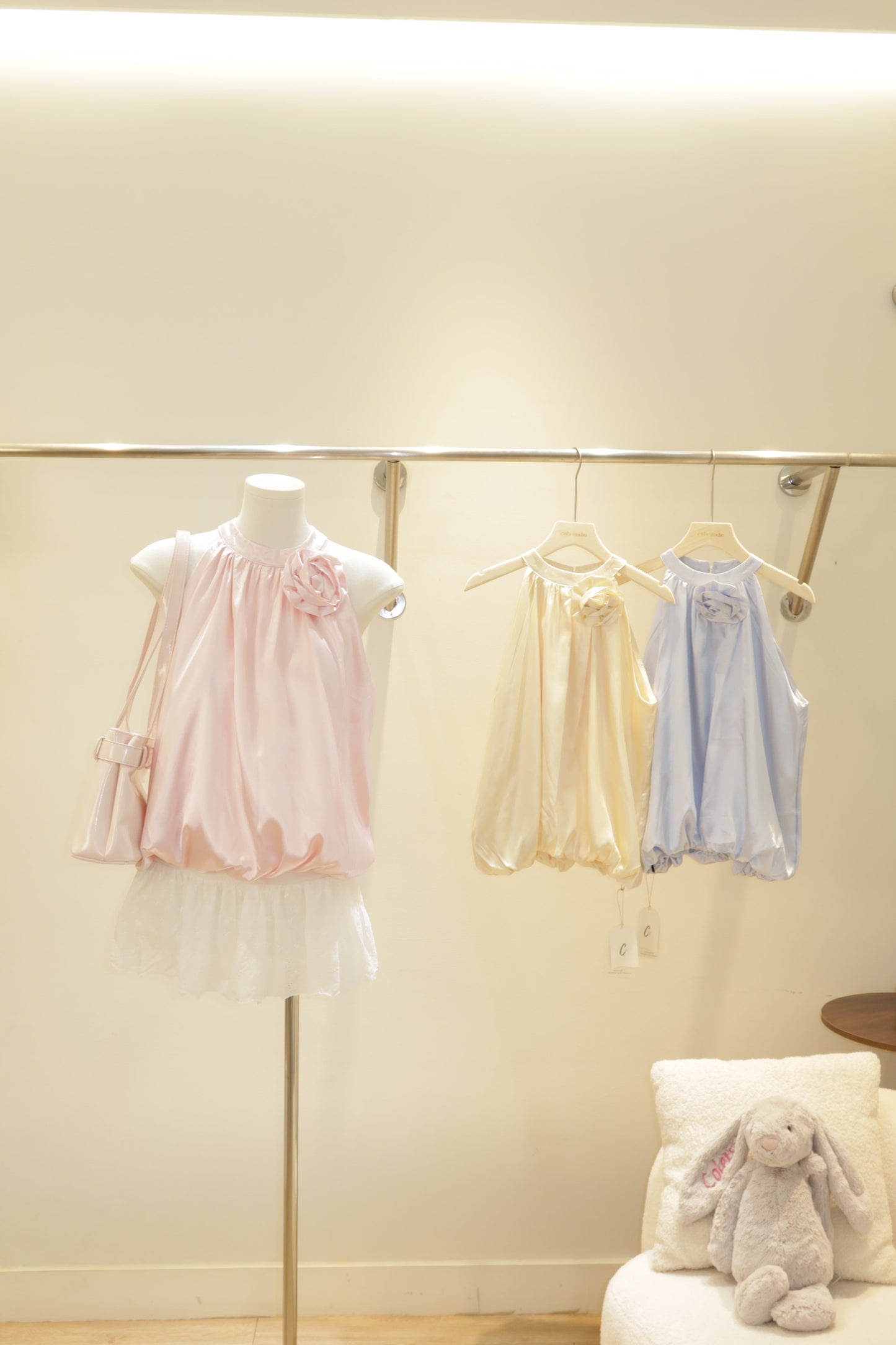 Satin side flower puffy top