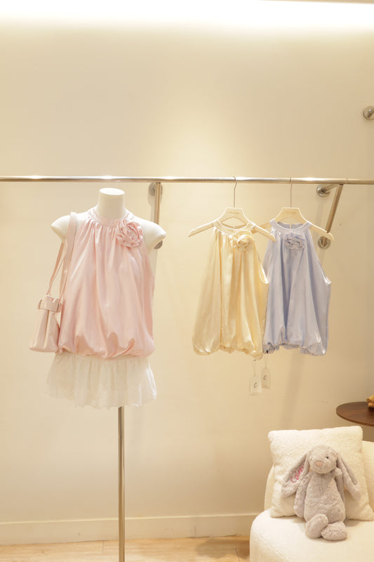 Satin side flower puffy top