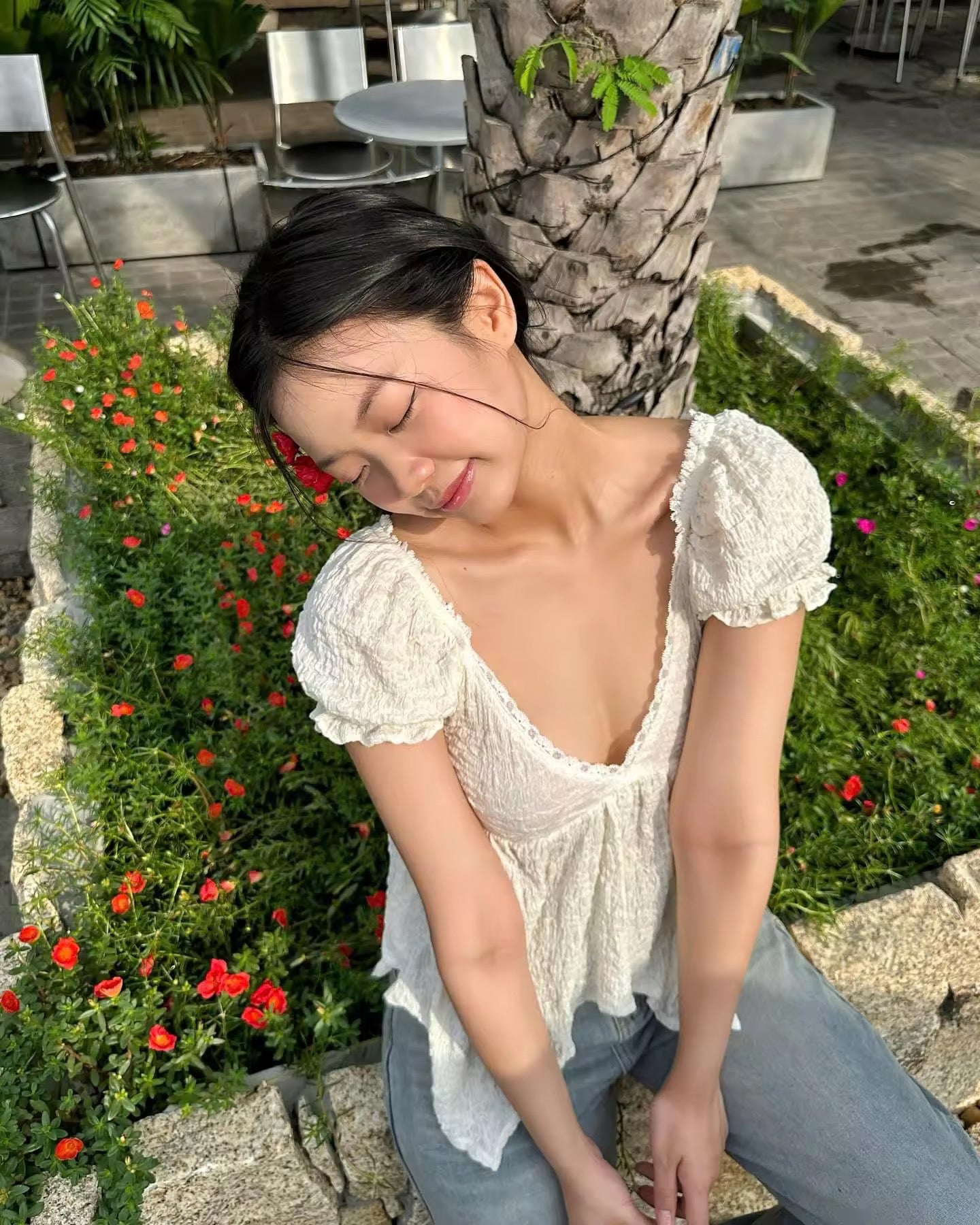 Puffy short sleeve low cut top