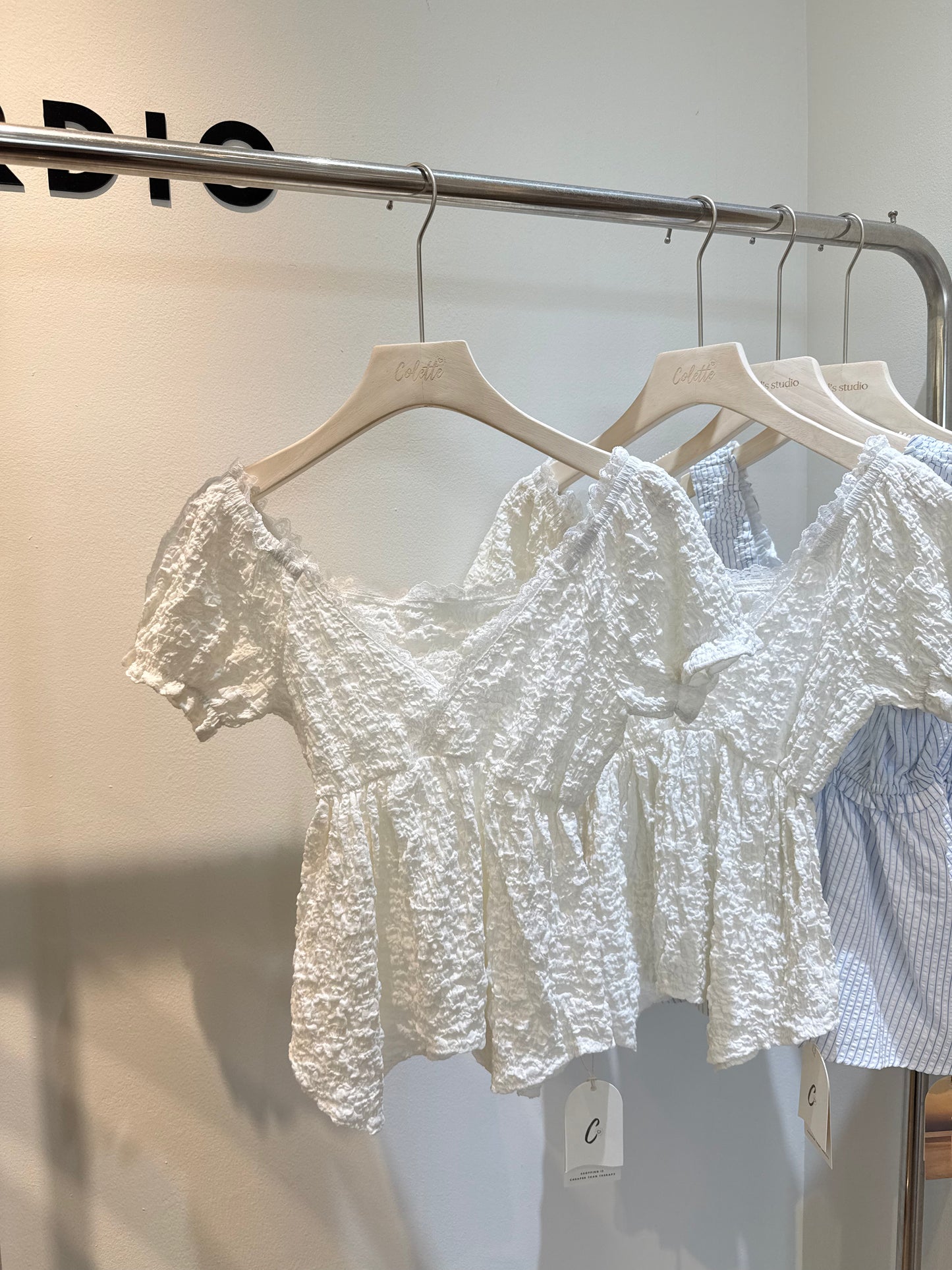 Puffy short sleeve low cut top