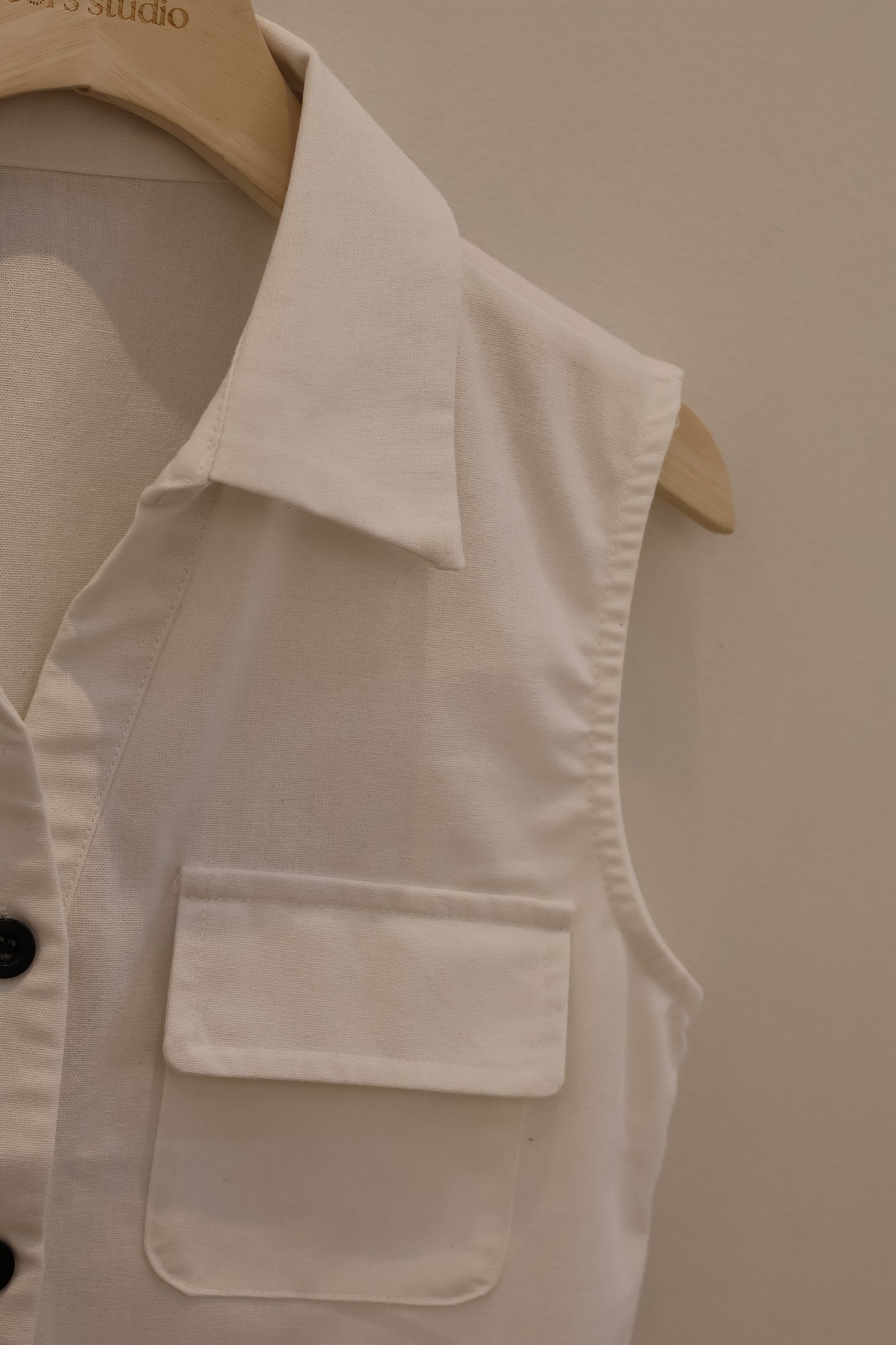 LINEN BUTTONS VEST
