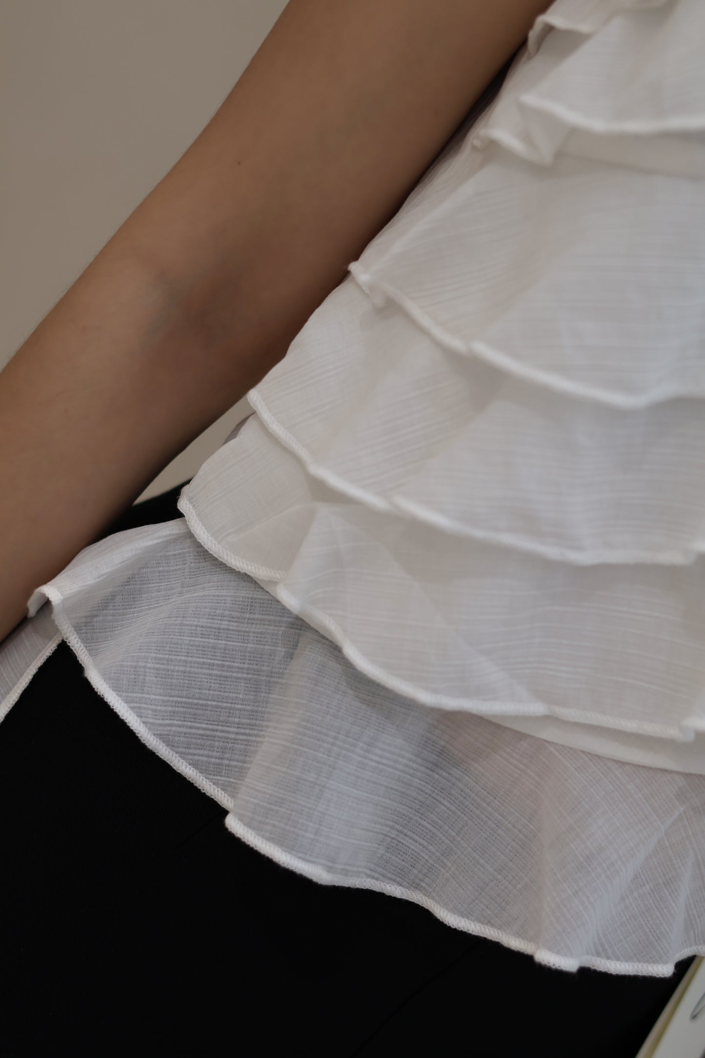 OSTRICH SLEEVELESS WHITE TOP