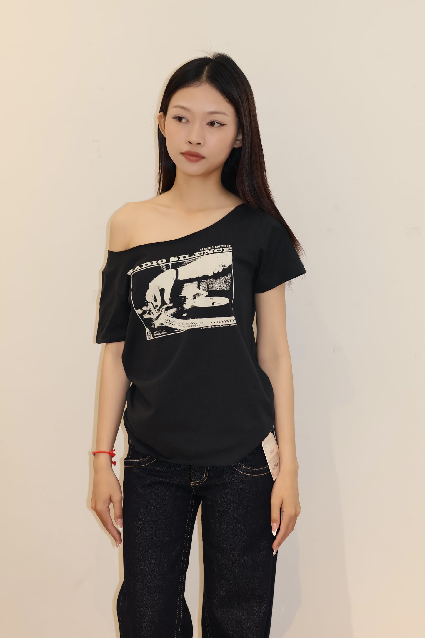GRAPHIC GRAY SHORT SLEEVE TOP