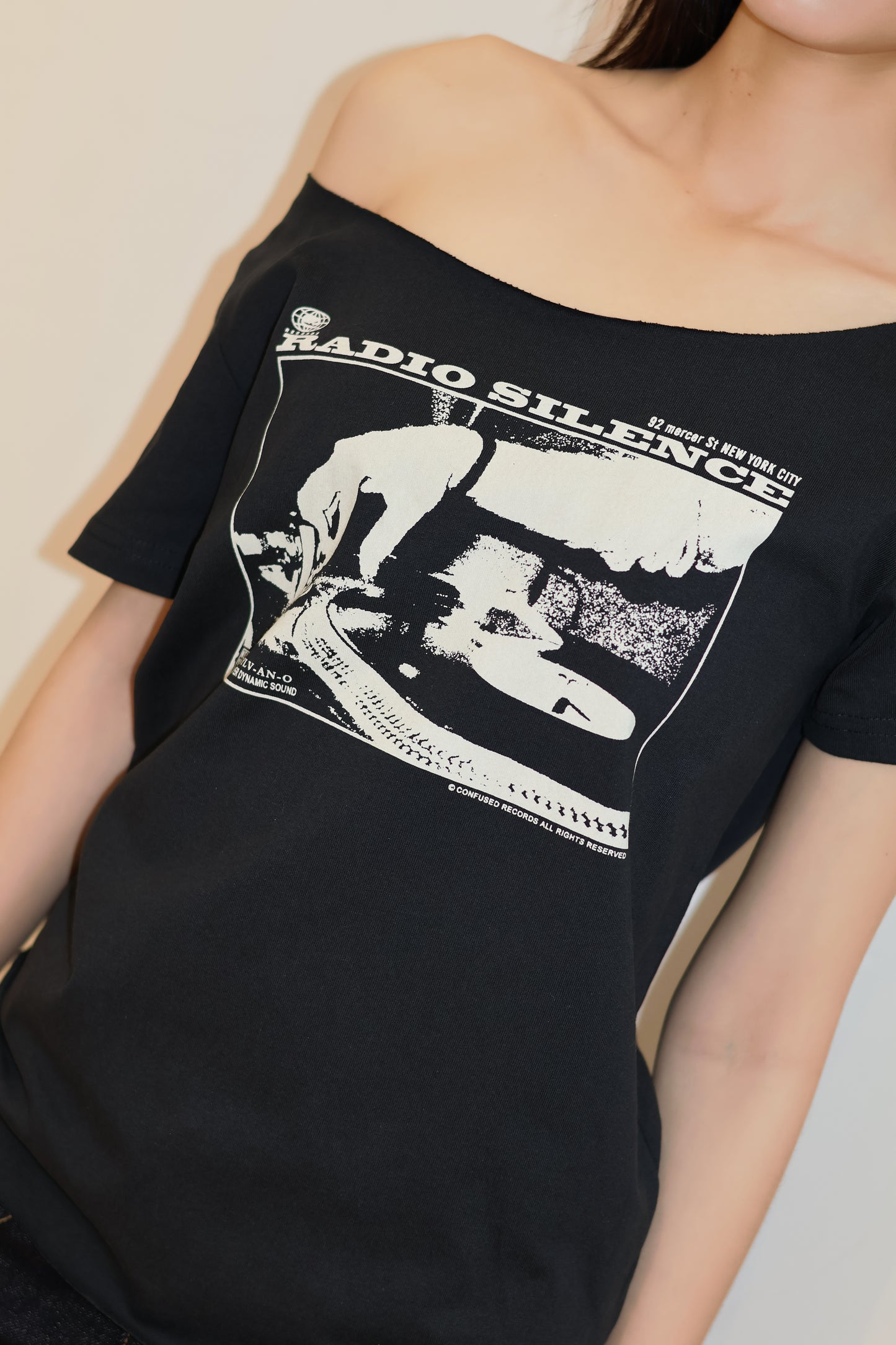 GRAPHIC GRAY SHORT SLEEVE TOP