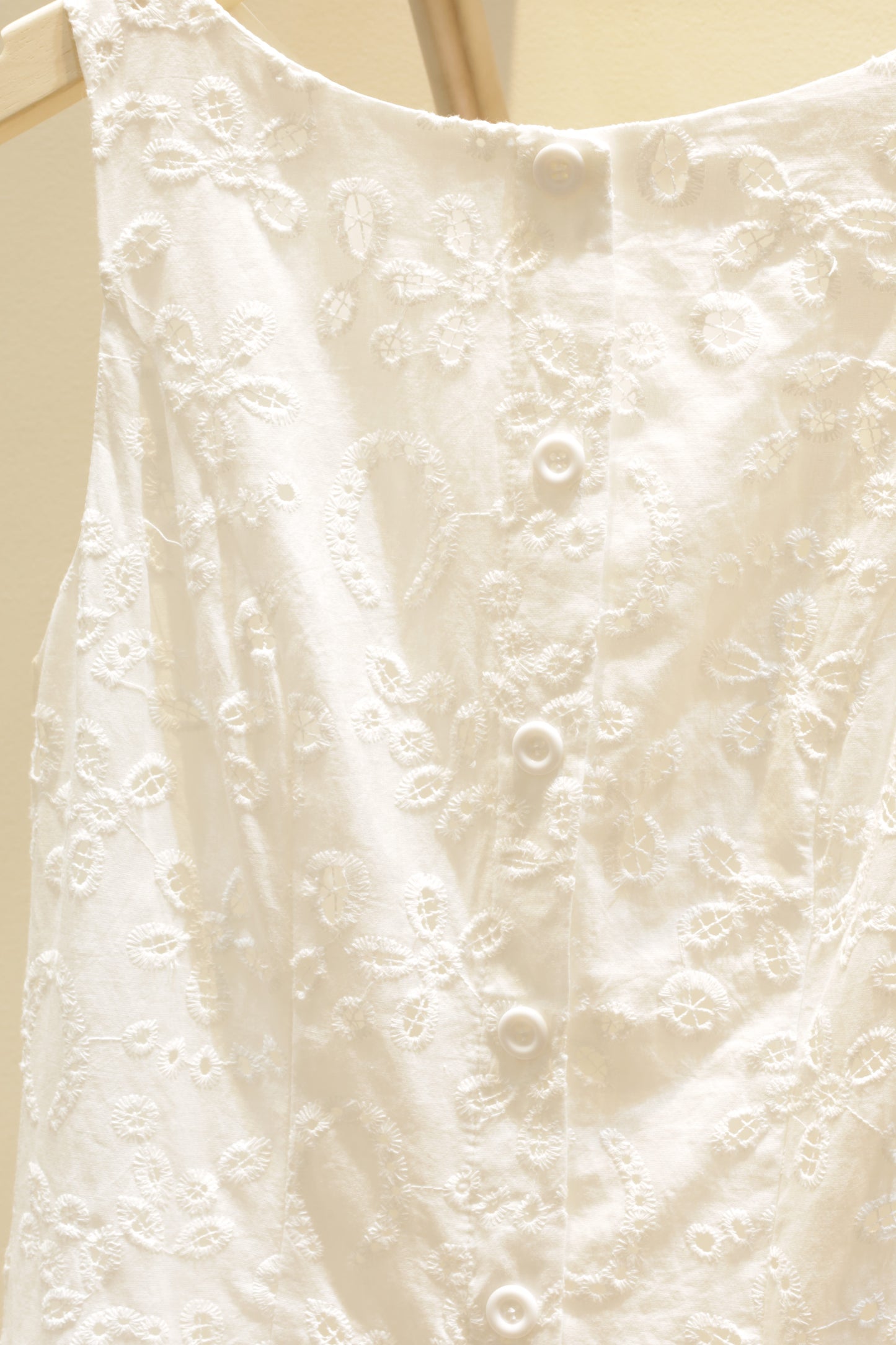 SLEEVELESS embroidered dress