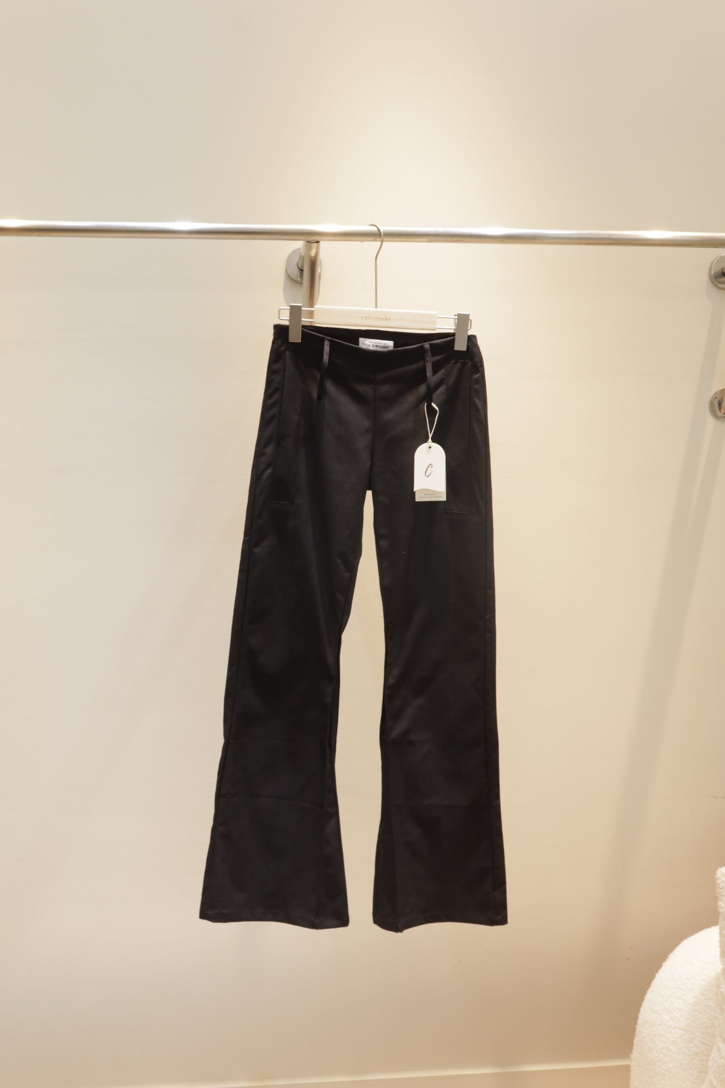 Low waist v cut trousers