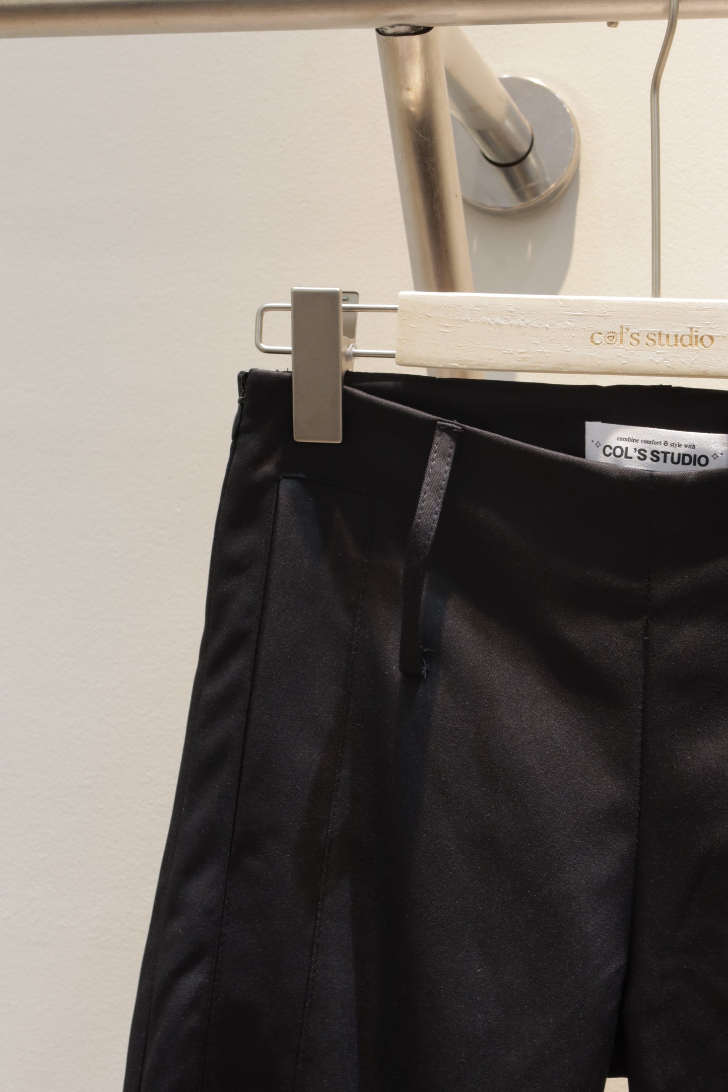 Low waist v cut trousers