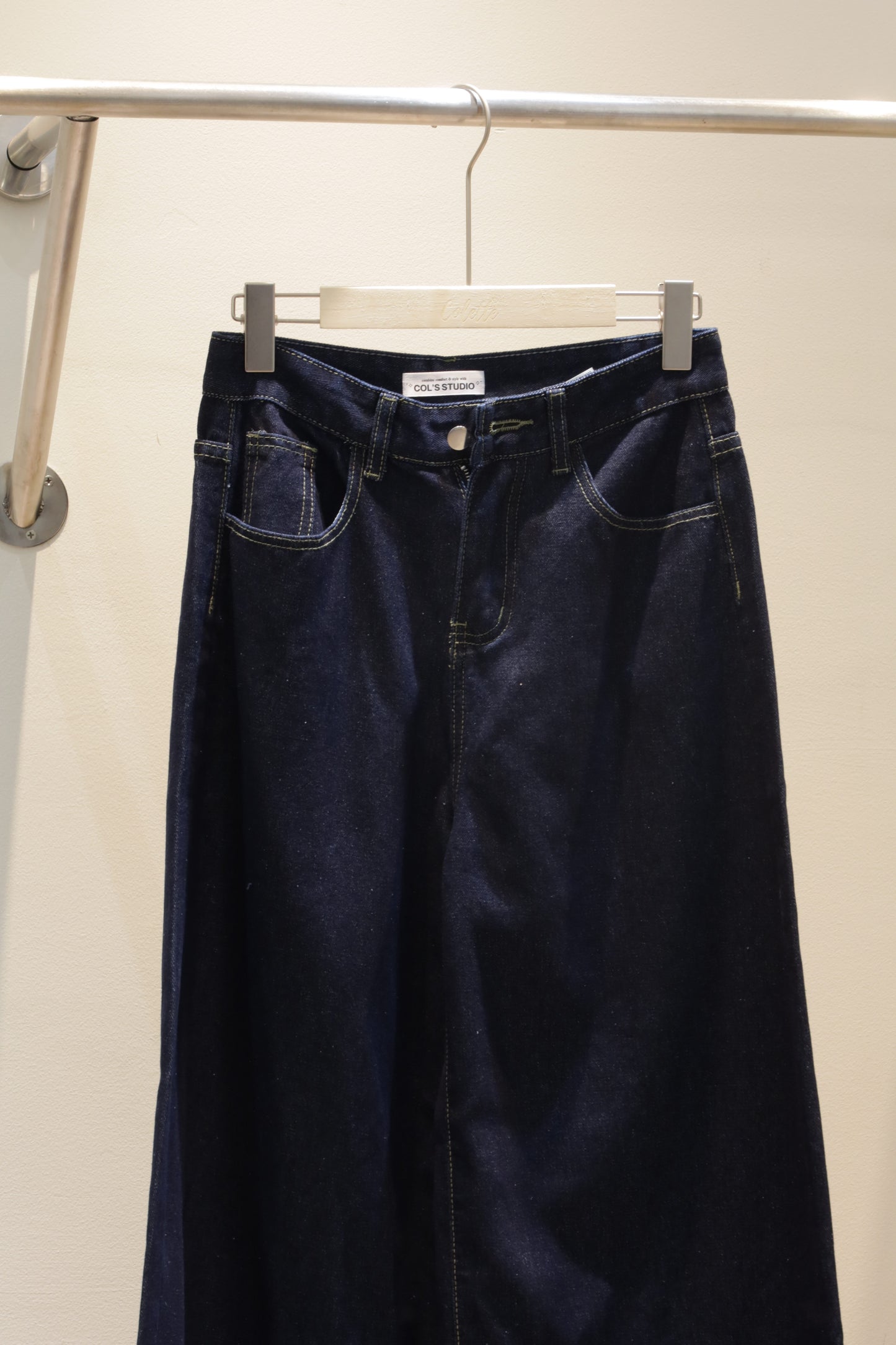Baggy dark blue denim jeans
