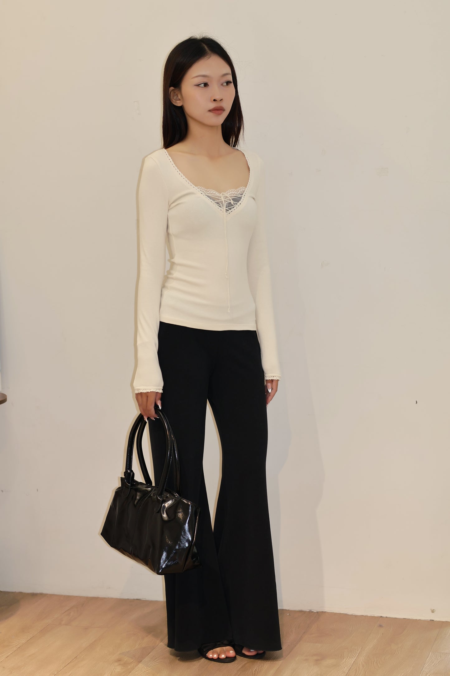 LACE TIED V NECK LONG SLEEVE CREAM