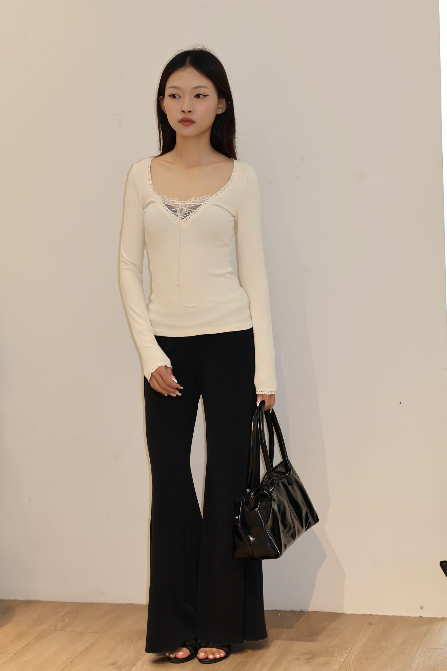 LACE TIED V NECK LONG SLEEVE CREAM