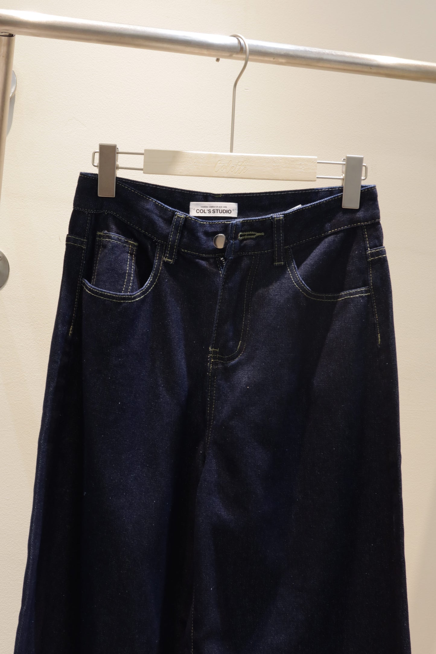 Baggy dark blue denim jeans