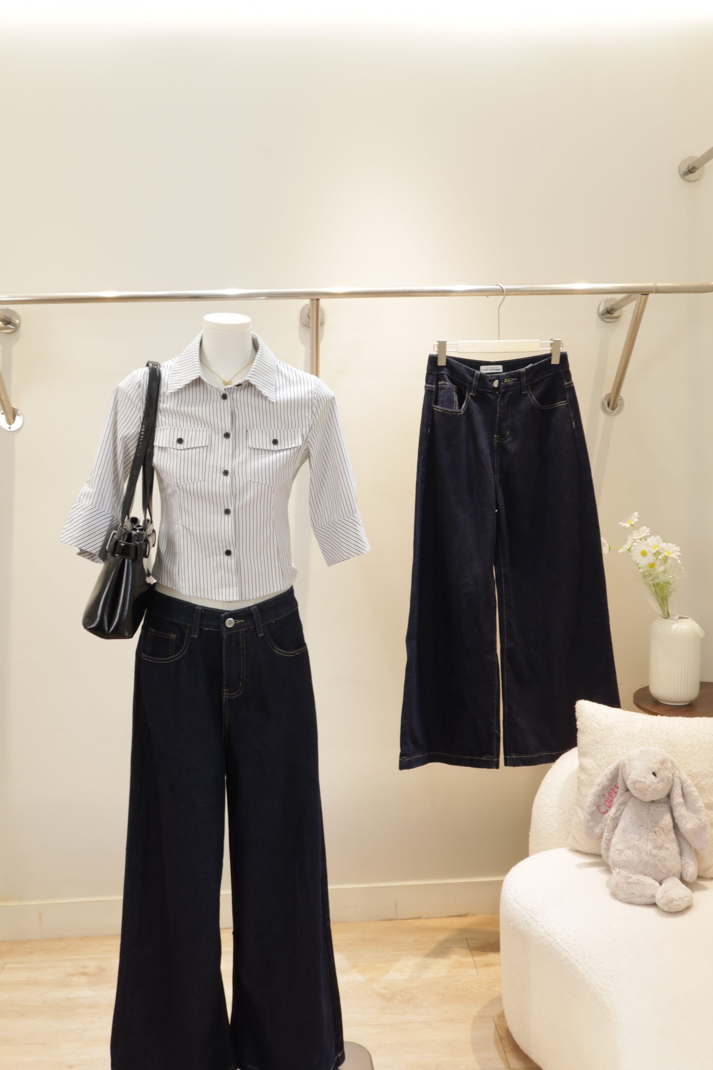 Baggy dark blue denim jeans