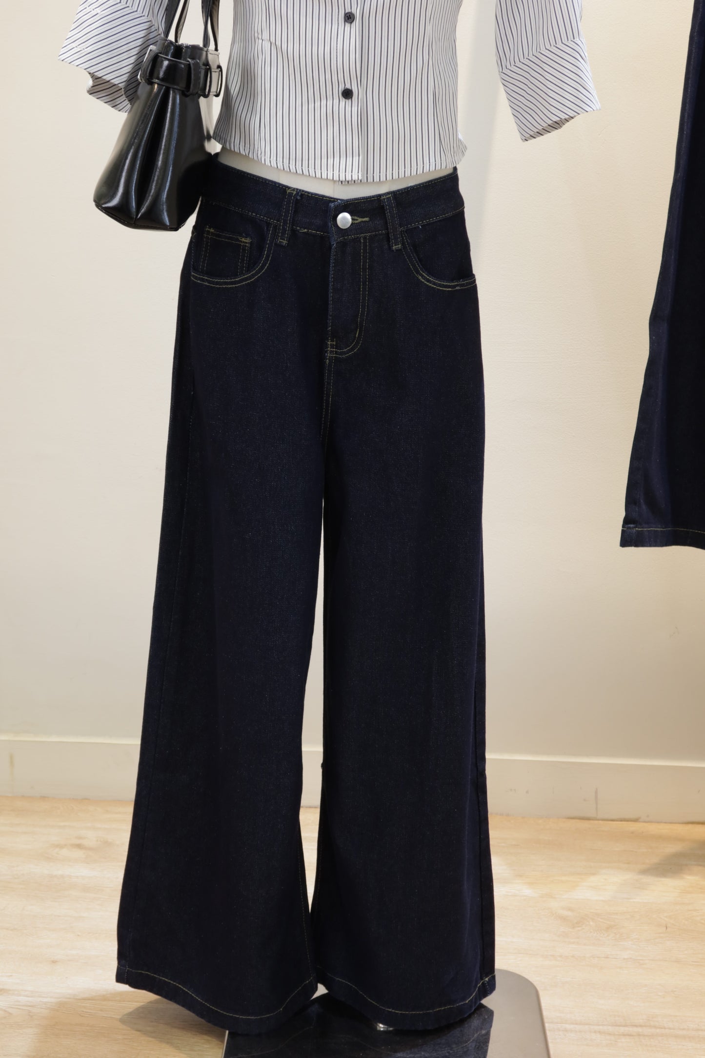 Baggy dark blue denim jeans
