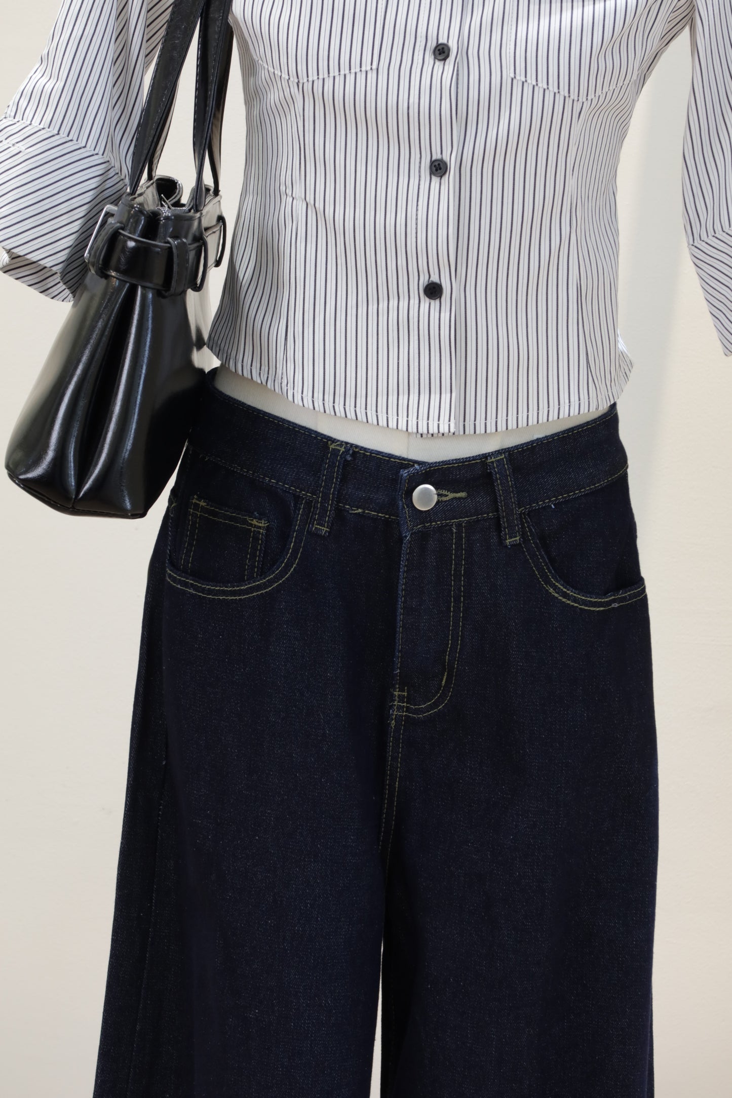 Baggy dark blue denim jeans