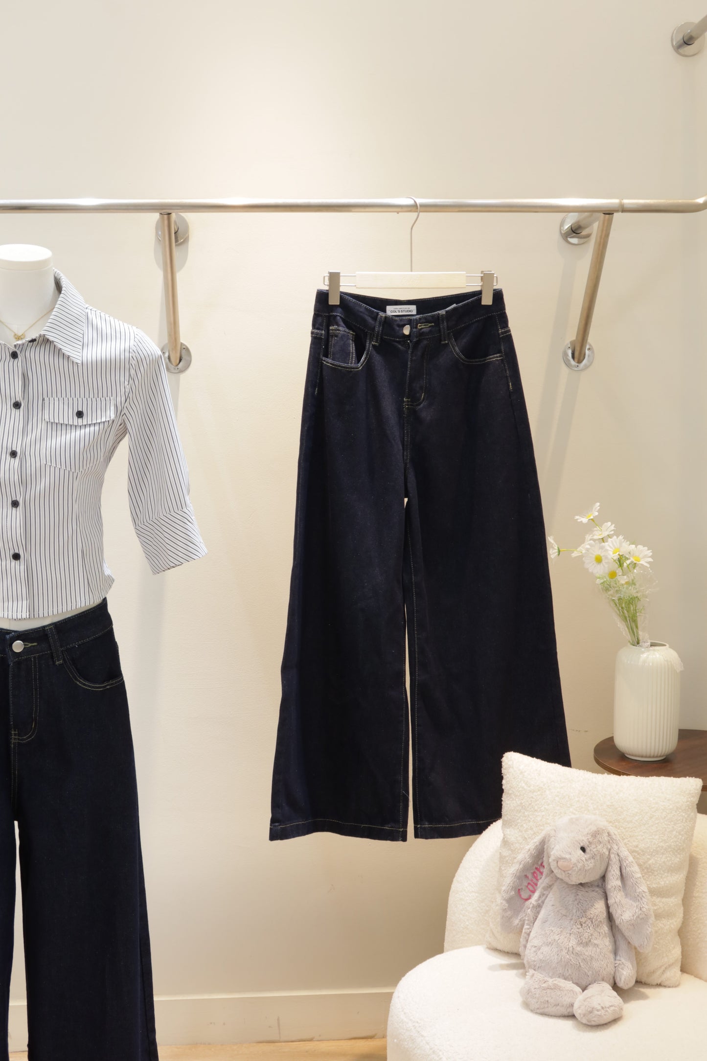 Baggy dark blue denim jeans