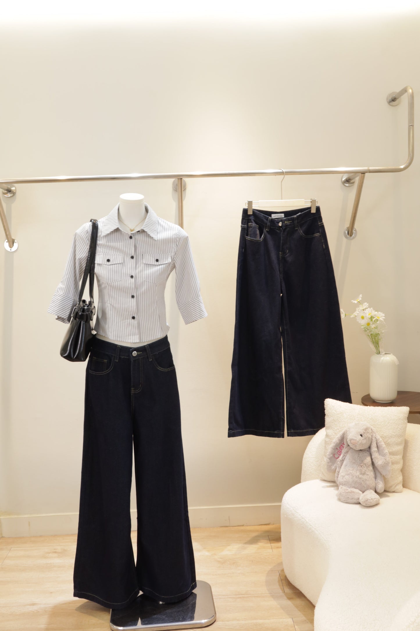 Baggy dark blue denim jeans