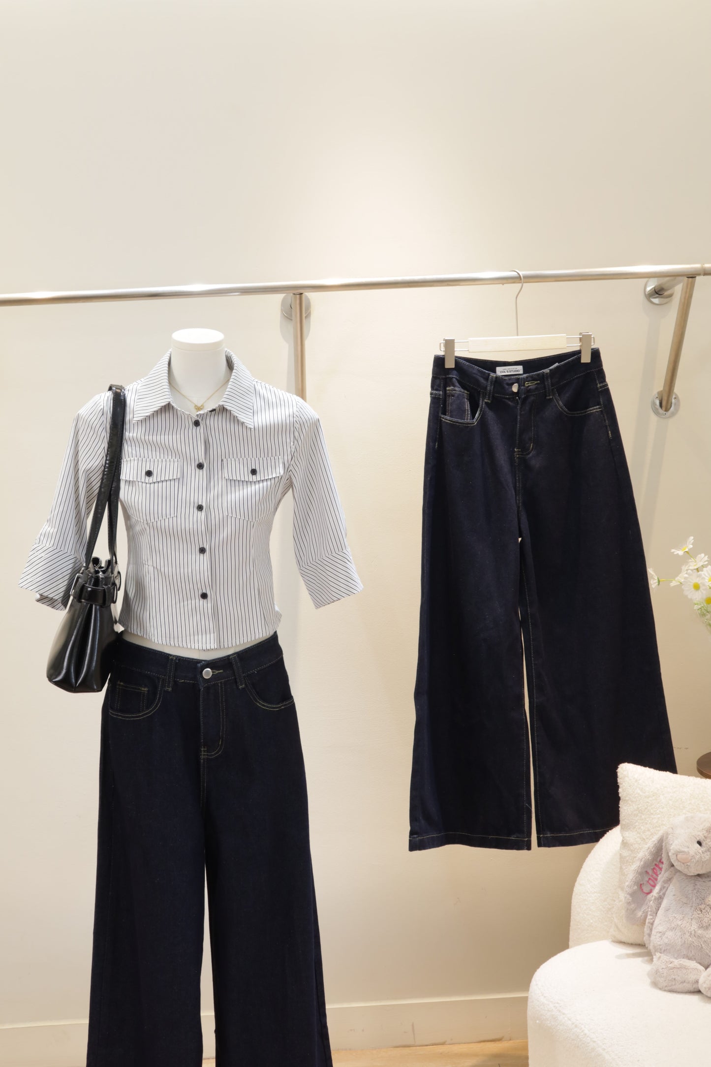 Baggy dark blue denim jeans