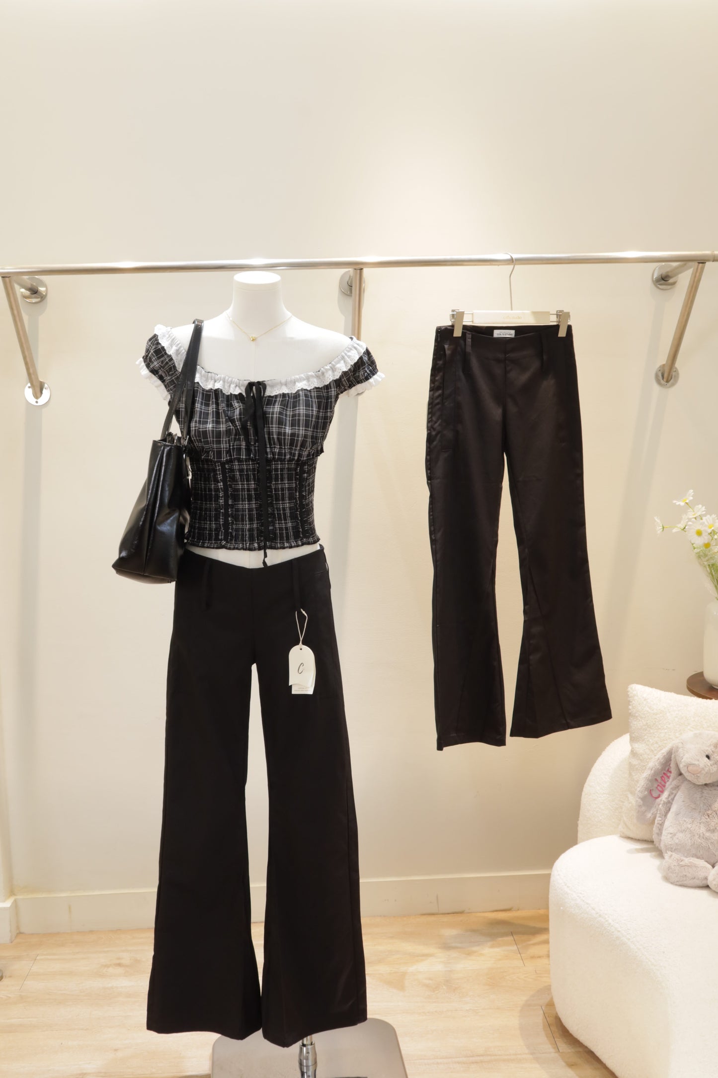 Low waist v cut trousers