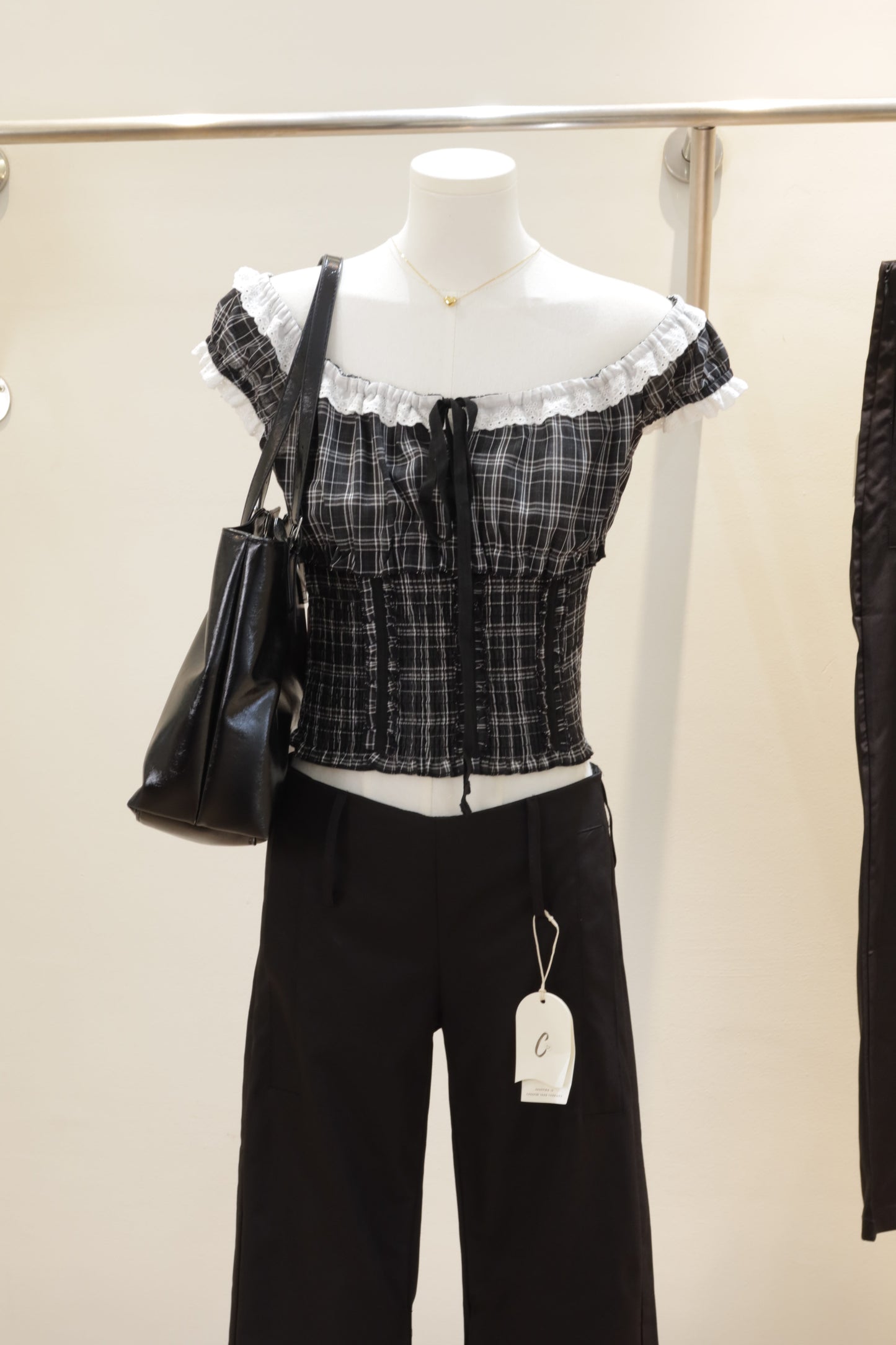 Low waist v cut trousers