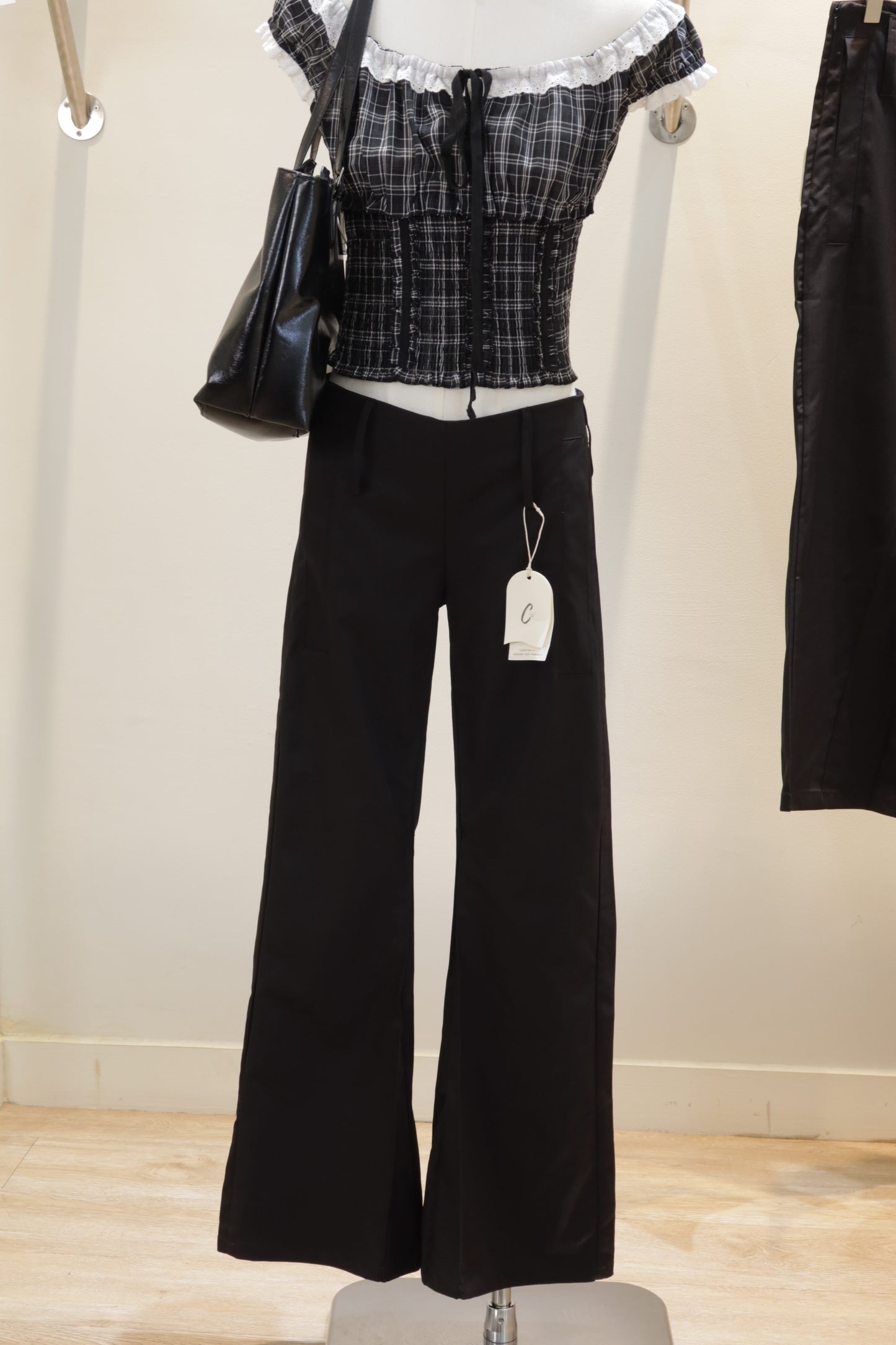 Low waist v cut trousers